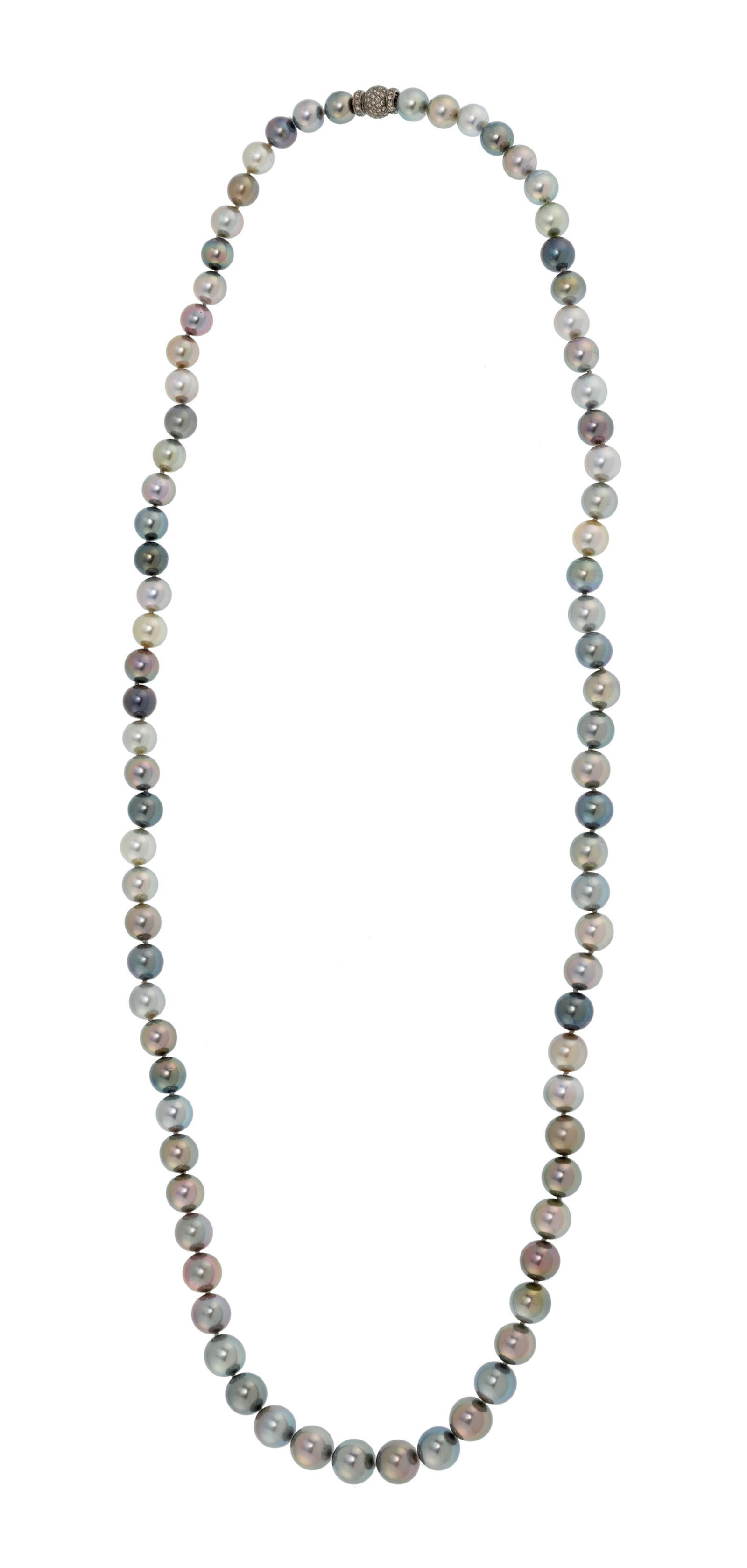 Long collier 1 rang de perles de culture de Tahiti, fermoir en or 750 noirci pavé de diamants t: Long collier 1 rang de perles de culture de Tahiti, fermoir en or 750 noirci pavé de diamants taille brillant, long. 84 cm ConditionTrès bon état général. 