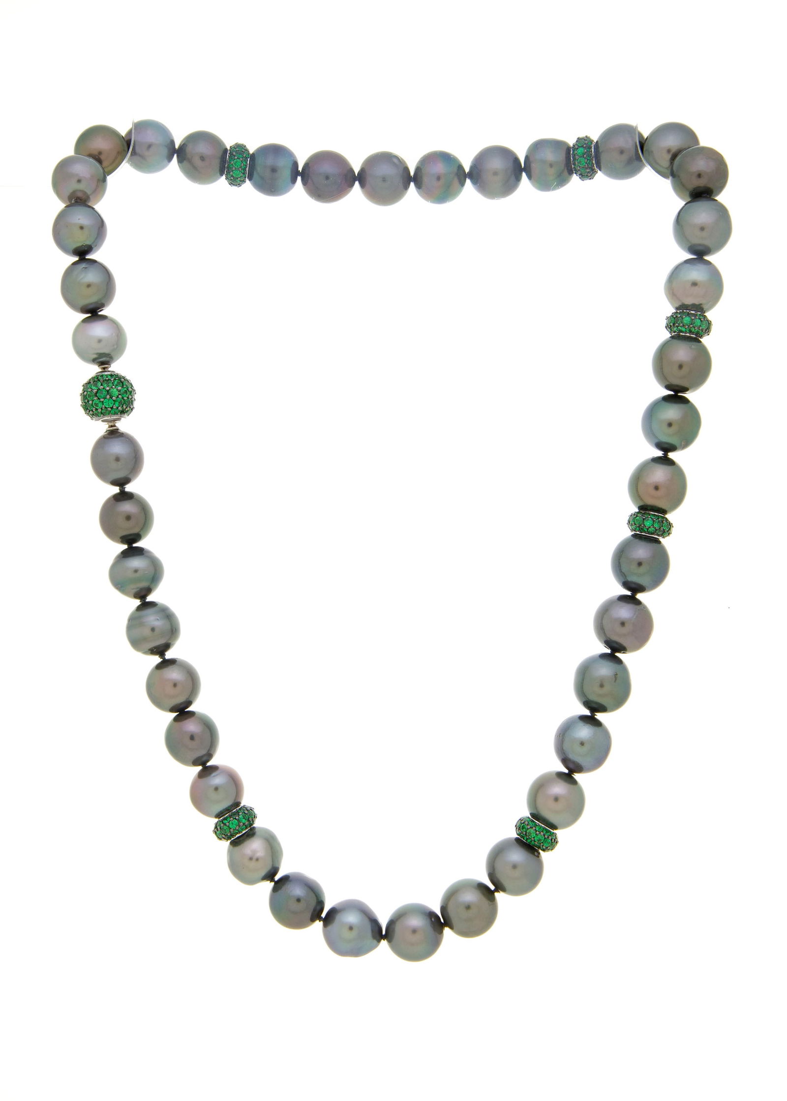 Collier 1 rang de perles de culture de Tahiti alternées d'éléments en or gris 750 noi: Collier 1 rang de perles de culture de Tahiti alternées d'éléments en or gris 750 noirci pavés de tsavorites, long. 45.5 cm Condition Très bon état de conservation gé