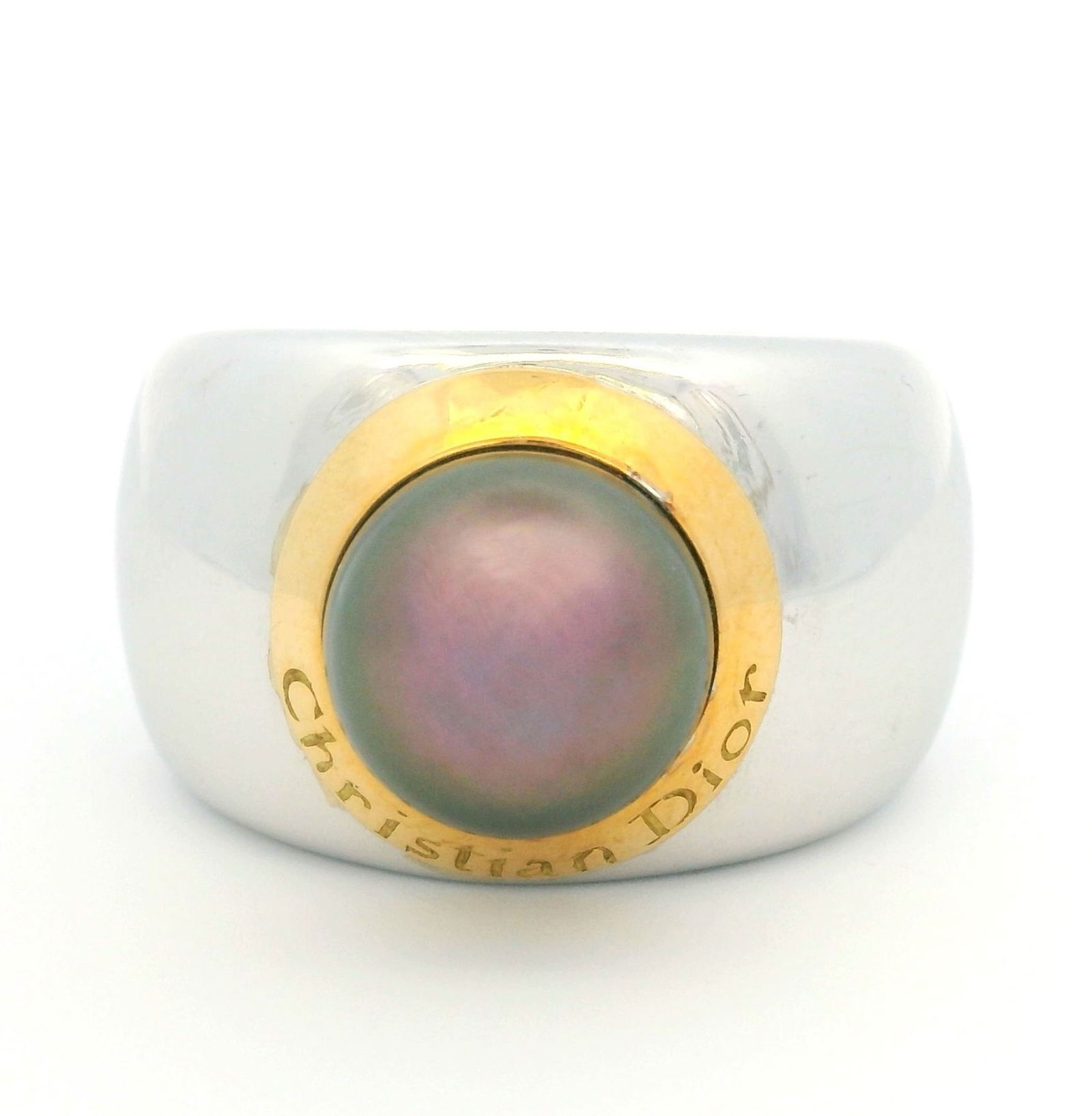 Christian Dior, bague 2 ors 750 ornée d'une perle de culture de Tahiti, signée, numér: Christian Dior, bague 2 ors 750 ornée d'une perle de culture de Tahiti, signée, numérotée A1501, doigt 55-15, 25g ConditionBon état de conservation général.