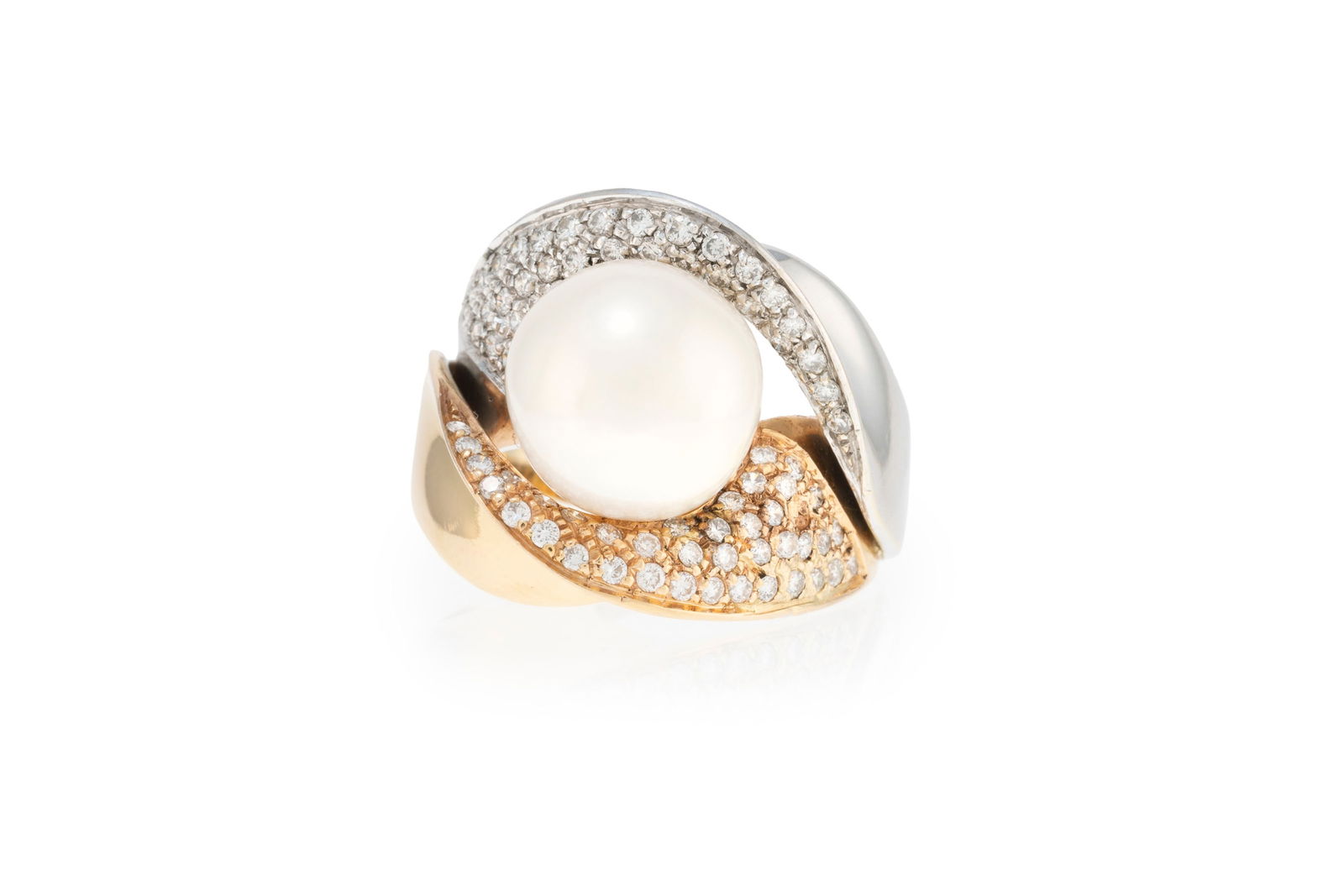 Bague 2 ors 750 ornée d'une perle de culture blanche rehaussée de diamants taille brillant: Bague 2 ors 750 ornée d'une perle de culture blanche rehaussée de diamants taille brillant, doigt 58-18, 17g Condition Bon état de conservation général. Présence de rayur