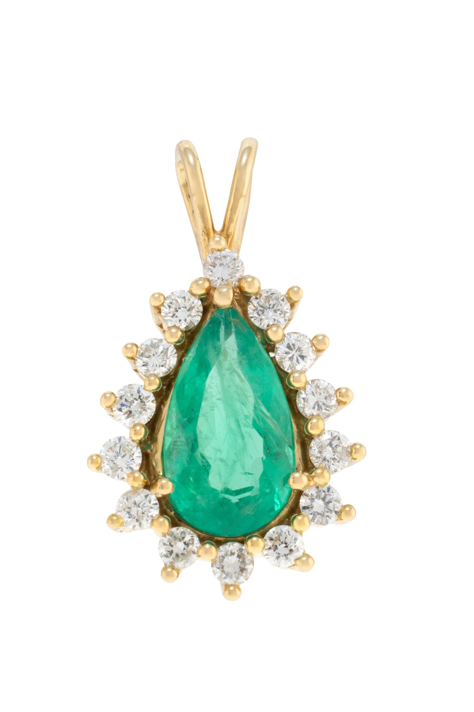 Pendentif or 750 serti d'une émeraude piriforme entourée de diamants taille brillant, h. 2: Pendentif or 750 serti d'une émeraude piriforme entourée de diamants taille brillant, h. 2 cm ConditionTrès bon état de conservation général. Quelques petites fissures