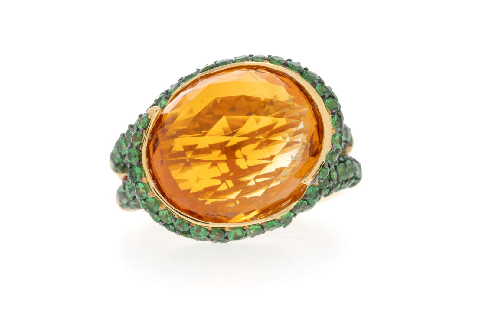 Bague or 750 pavée de tsavorites taille rond entourant une citrine facettée, doigt 54-14, : Bague or 750 pavée de tsavorites taille rond entourant une citrine facettée, doigt 54-14, 9g ConditionTrès bon état de conservation général. 