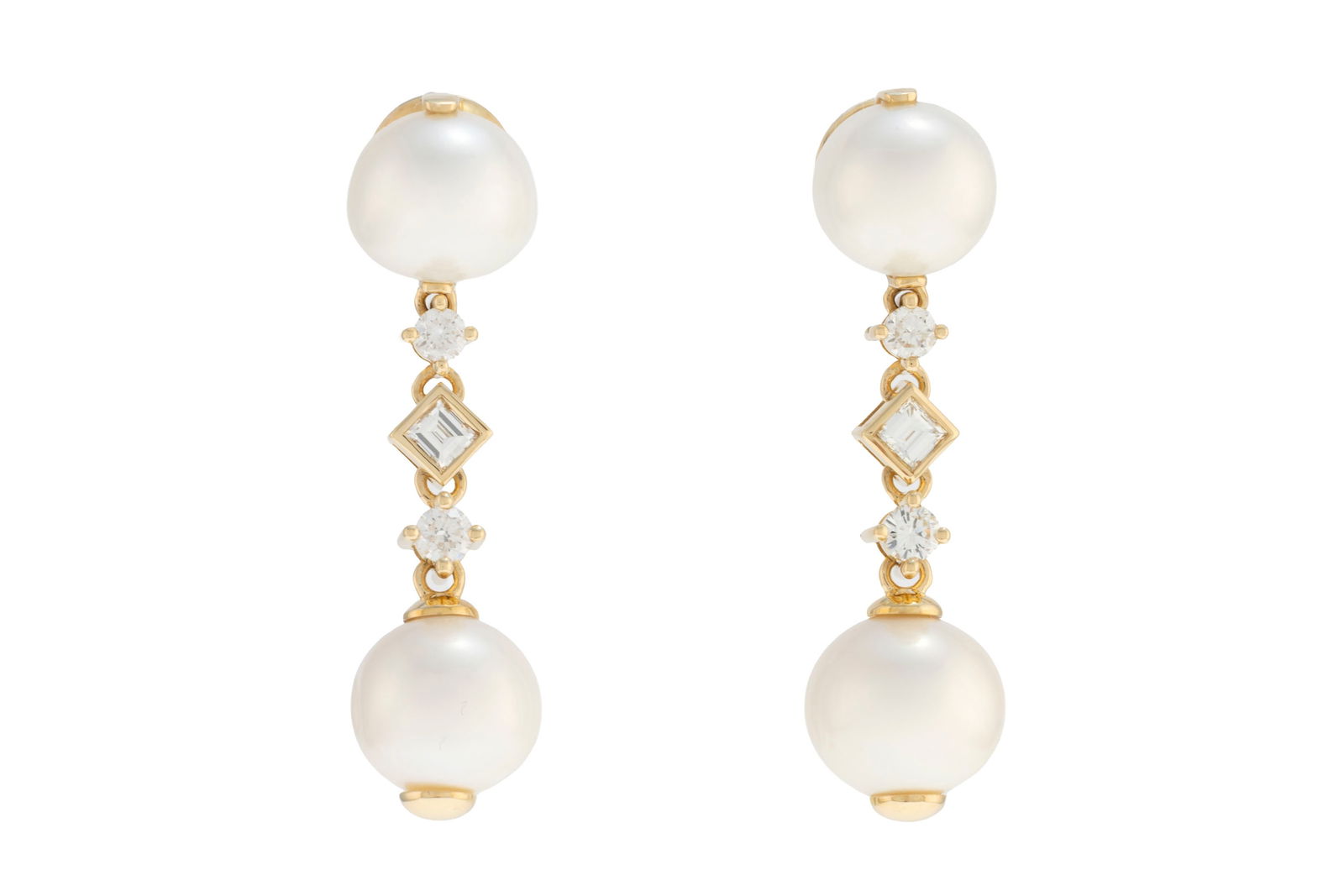 Paire de pendants d'oreilles or 750 ornés de perles de culture blanches espacées de diaman: Paire de pendants d'oreilles or 750 ornés de perles de culture blanches espacées de diamants taille carrés et brillant, h. 3.7 cm, 10g Condition Très bon état de conservation