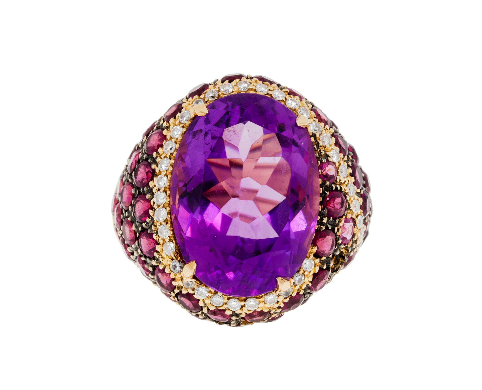 Bague or et or noirci 750 sertie d'une améthyste ovale entourée d'un pavage d'améthys: Bague or et or noirci 750 sertie d'une améthyste ovale entourée d'un pavage d'améthystes et de diamants taille brillant, doigt 54-14, 13g Condition Bon état de conservation gé