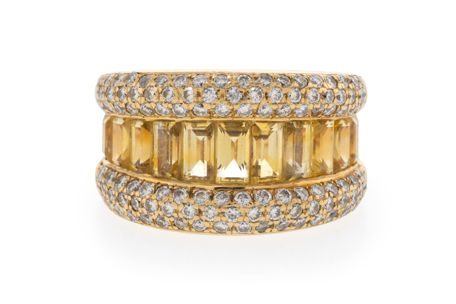 Poiray, bague or 750 sertie d'une bande de saphirs jaunes rectangulaires épaulée de diaman: Poiray, bague or 750 sertie d'une bande de saphirs jaunes rectangulaires épaulée de diamants taille brillant, signée, numérotée 30802, doigt 53-13, 16g ConditionMonture: Bon