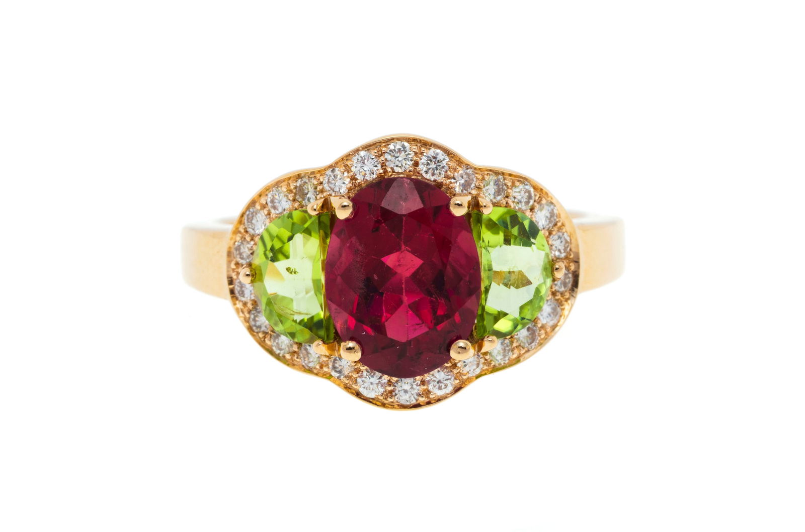 Bague or rose 750 ornée d'une tourmaline rose taille ovale épaulée de péridot ta: Bague or rose 750 ornée d'une tourmaline rose taille ovale épaulée de péridot taille demi-lune entourés de diamants taille brillant, doigt 53-13 ConditionMonture: Très
