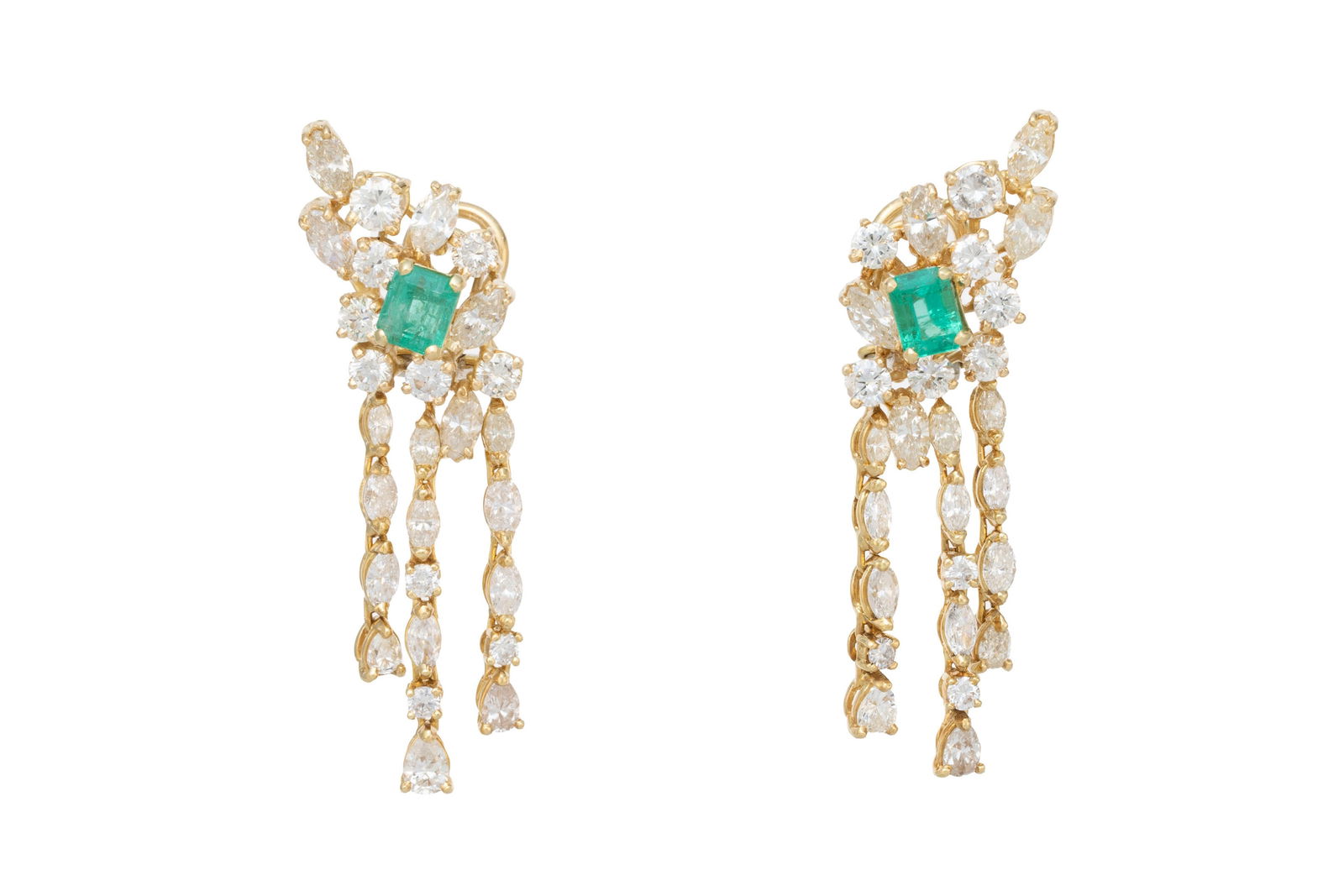 Paire de pendants d'oreilles or 750 sertis d'émeraudes octogonales ainsi que de diamants taille: Paire de pendants d'oreilles or 750 sertis d'émeraudes octogonales ainsi que de diamants taille marquise et brillant, h. 4.8 cm, 16g Condition Bon état de conservation général Pr&