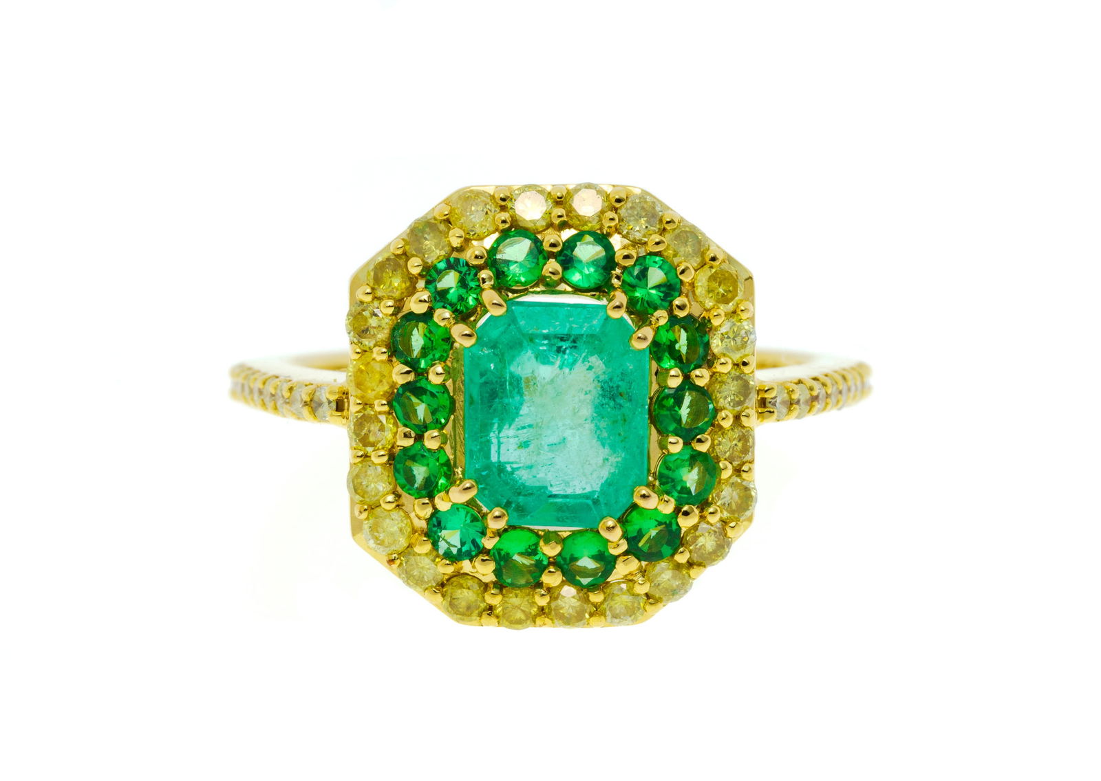 Bague or 750 ornée d'une émeraude taille émeraude entourée de tsavorites et de d: Bague or 750 ornée d'une émeraude taille émeraude entourée de tsavorites et de diamants jaunes taille brillant, doigt 54-14 Condition Très bon état de conservation gé