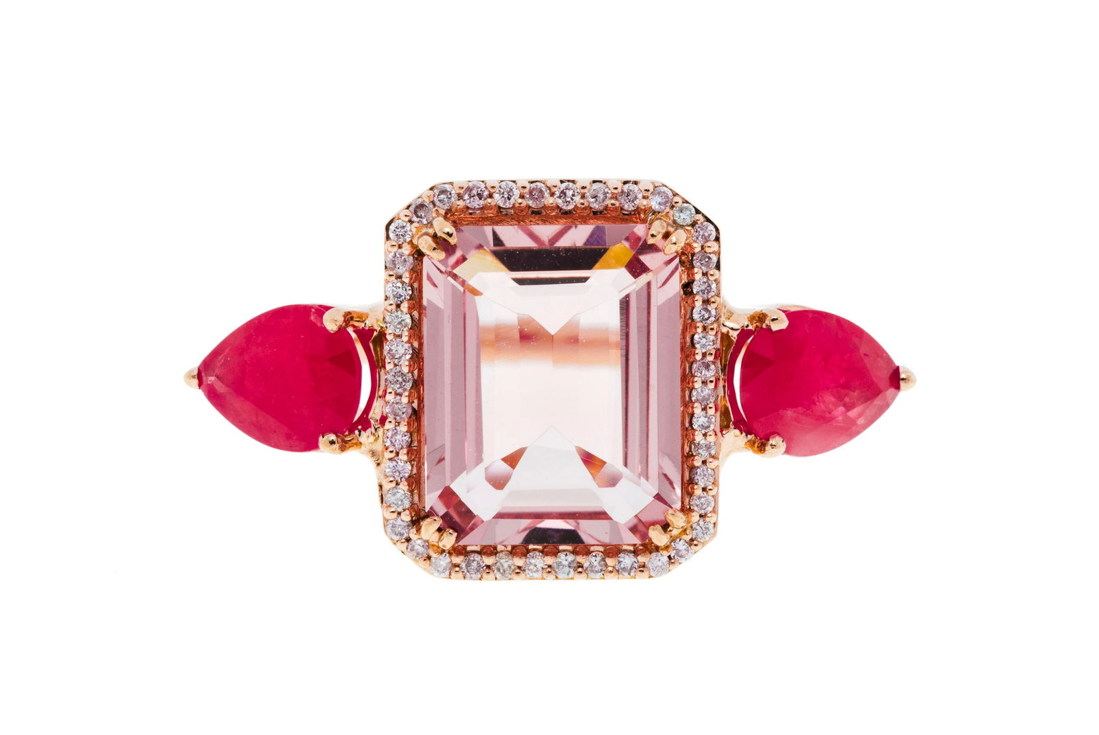 Bague or rose 750 sertie d'une morganite taille émeraude et de rubis taille poire entourés: Bague or rose 750 sertie d'une morganite taille émeraude et de rubis taille poire entourés de diamants taille brillant, doigt 54-14 Condition Très bon état de conservation gén