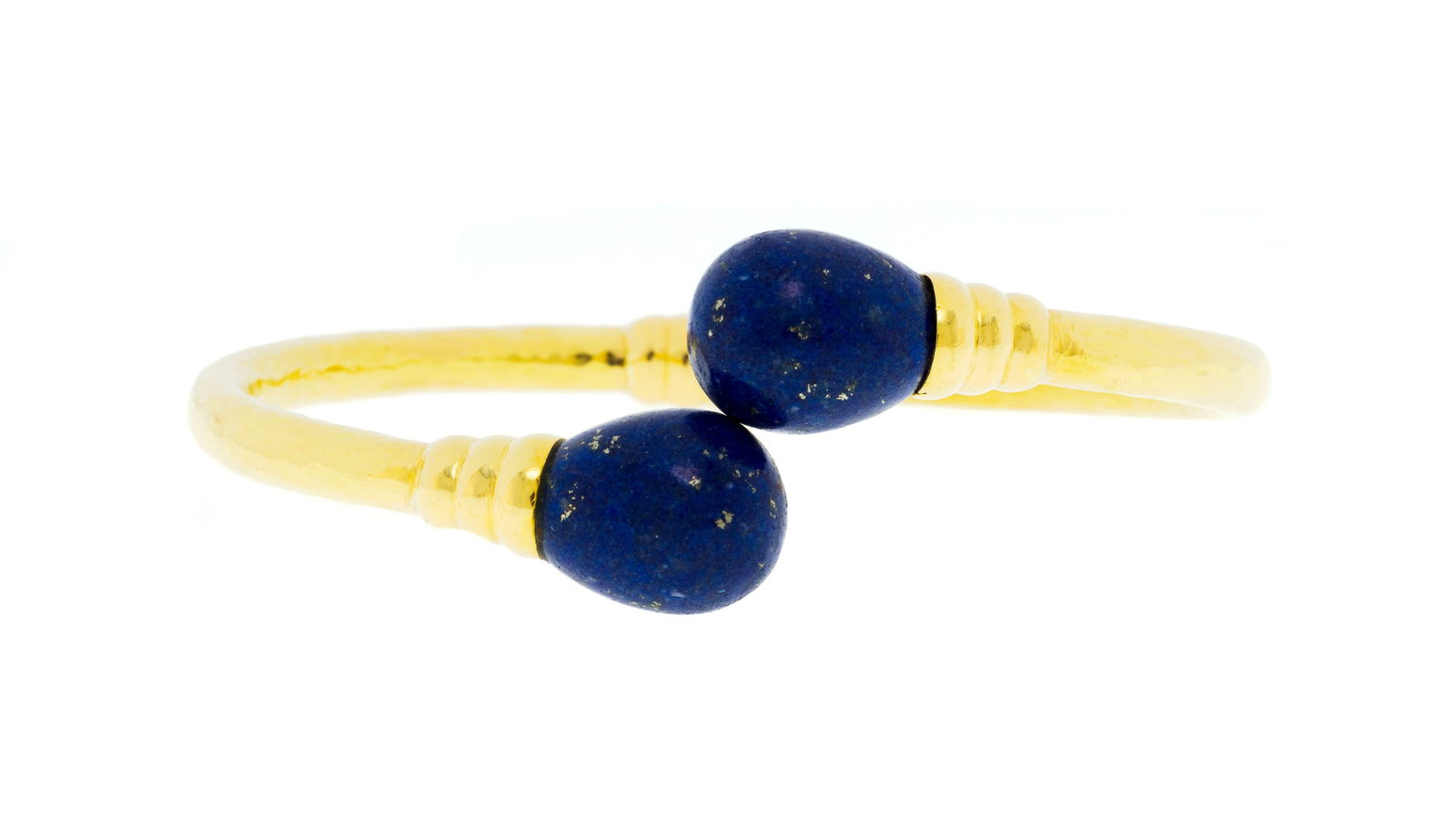 Bracelet rigide or 916 martelé orné de deux gouttes de lapis-lazuli, circ. 16.5 cm, 28g: Bracelet rigide or 916 martelé orné de deux gouttes de lapis-lazuli, circ. 16.5 cm, 28g ConditionBon état de conservation général. Le lapis-lazuli est légèrement
