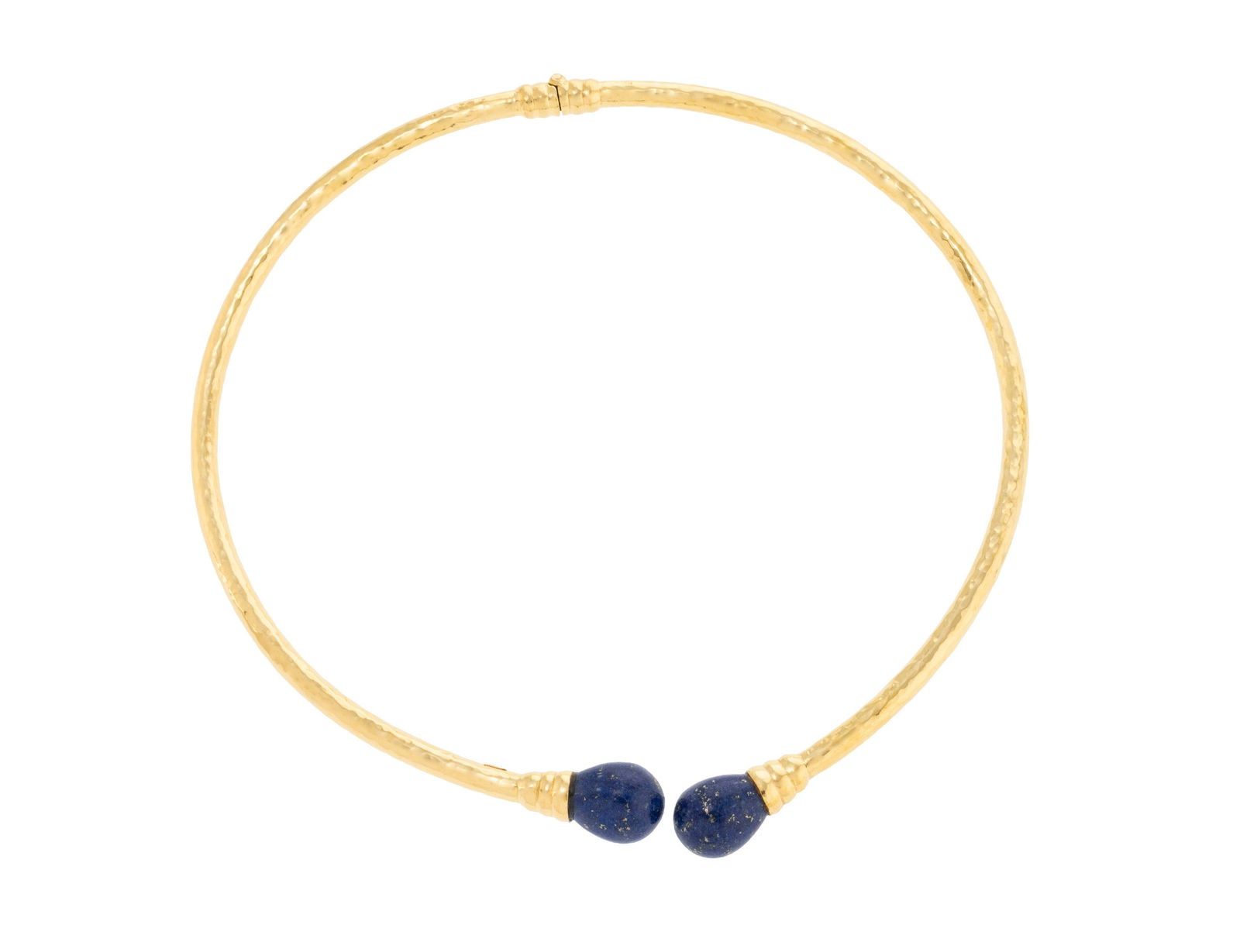 Collier rigide or 916 martelé orné de deux gouttes de lapis-lazuli aux extrémité: Collier rigide or 916 martelé orné de deux gouttes de lapis-lazuli aux extrémités, âme en acier, circ. 40 cm, 49g Condition Bon état général. Le lapis-lazuli es