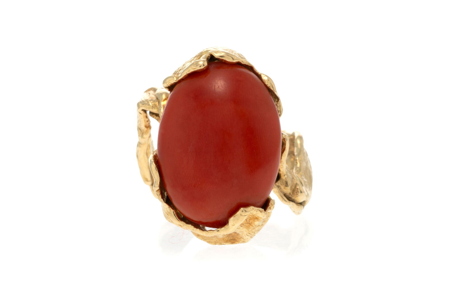Gilbert Albert, bague or 750 froissé ornée d'un cabochon de corail rouge, signée, num: Gilbert Albert, bague or 750 froissé ornée d'un cabochon de corail rouge, signée, numérotée 5159, doigt 52-12, 9g Ce lot contient du corail, une matière dont le