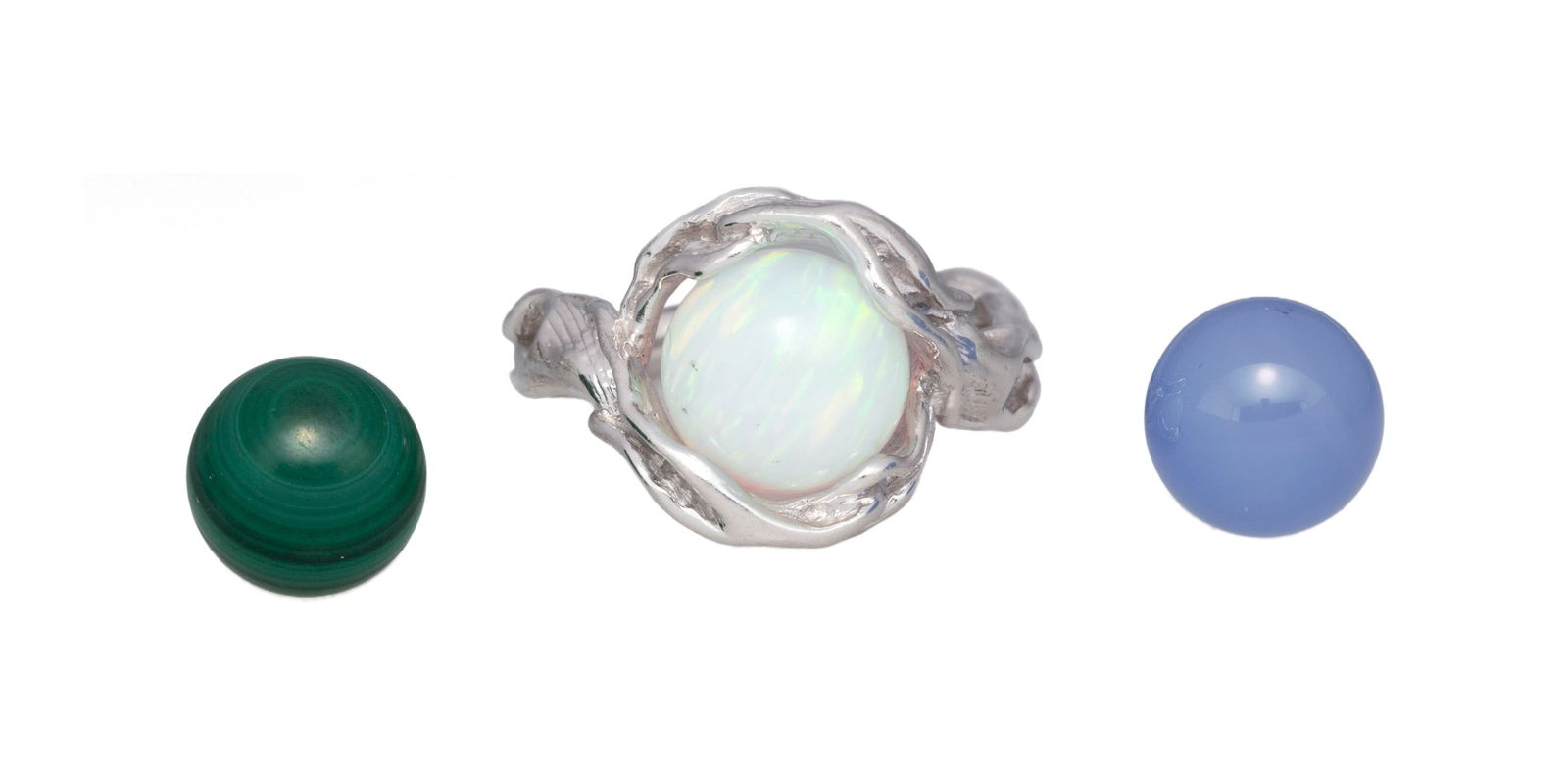 Gilbert Albert, bague or gris 750 froissé et ses 3 billes interchangeables (diam. 10 mm) en mal: Gilbert Albert, bague or gris 750 froissé et ses 3 billes interchangeables (diam. 10 mm) en malachite, calcédoine bleue et opale, signée, doigt 59-19 ConditionBon état de