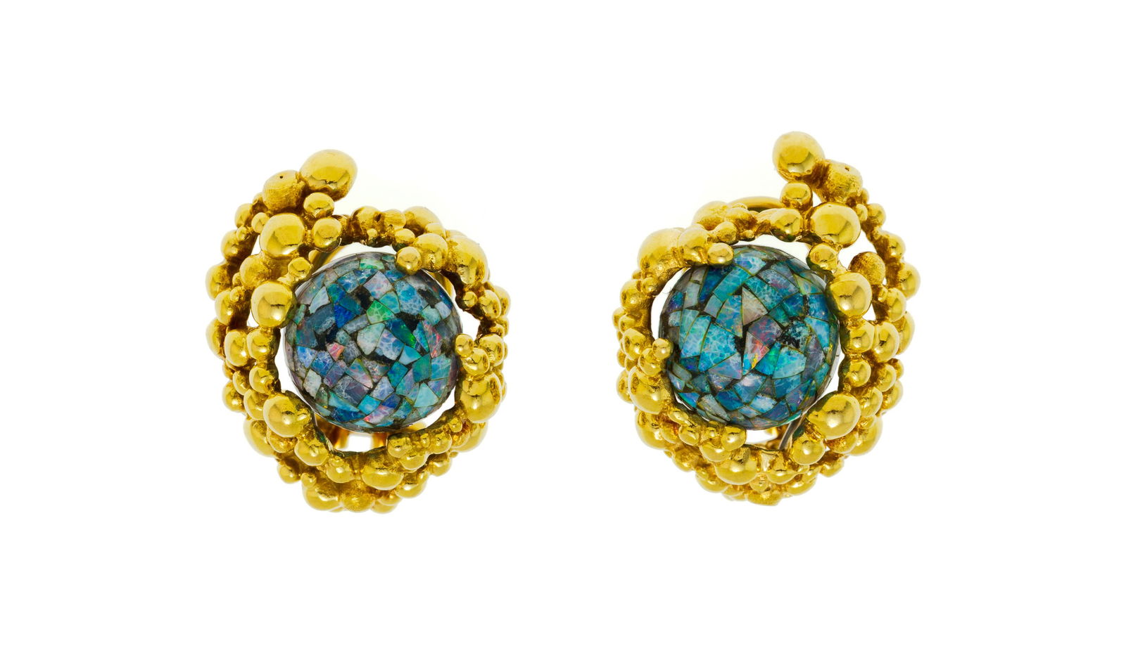 Gilbert Albert, paire de clips d'oreilles or 750 perlé et leurs 30 paires de billes interchange: Gilbert Albert, paire de clips d'oreilles or 750 perlé et leurs 30 paires de billes interchangeables (diam 10 mm) en sodalite, malachite, acier, hématite, verre pailleté, améthyste