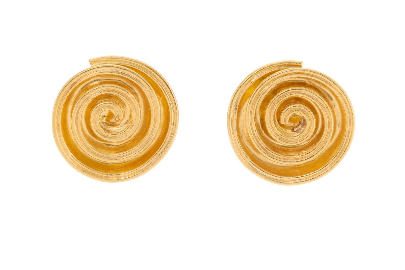 Lalaounis, paire de clips d'oreilles circulaires or 750 à décor de spirales, signé, h: Lalaounis, paire de clips d'oreilles circulaires or 750 à décor de spirales, signé, h. 2.4 cm, 17g ConditionBon état de conservation général. Présence de rayures et