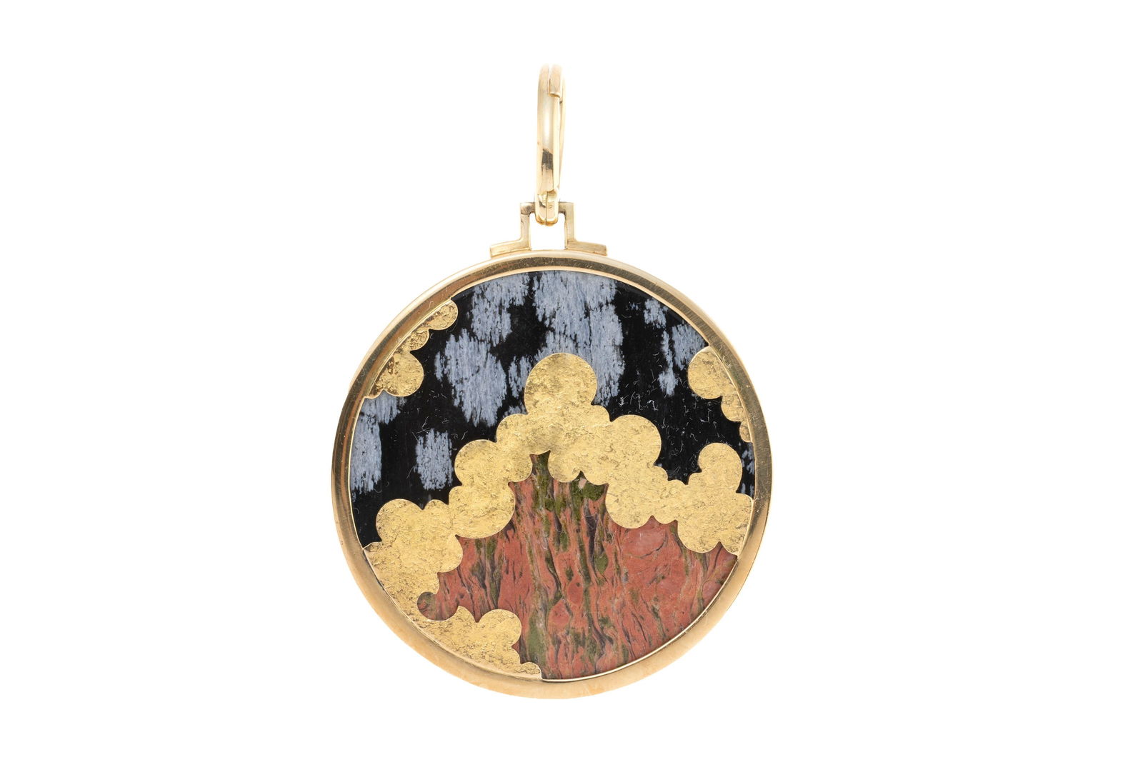 Pendentif circulaire or 750 à motif texturé surmontant deux plaques d'unakite et d'obsidie: Pendentif circulaire or 750 à motif texturé surmontant deux plaques d'unakite et d'obsidienne "flocon de neige", h. 7.6 cm, 46g ConditionBon état de conservation général.