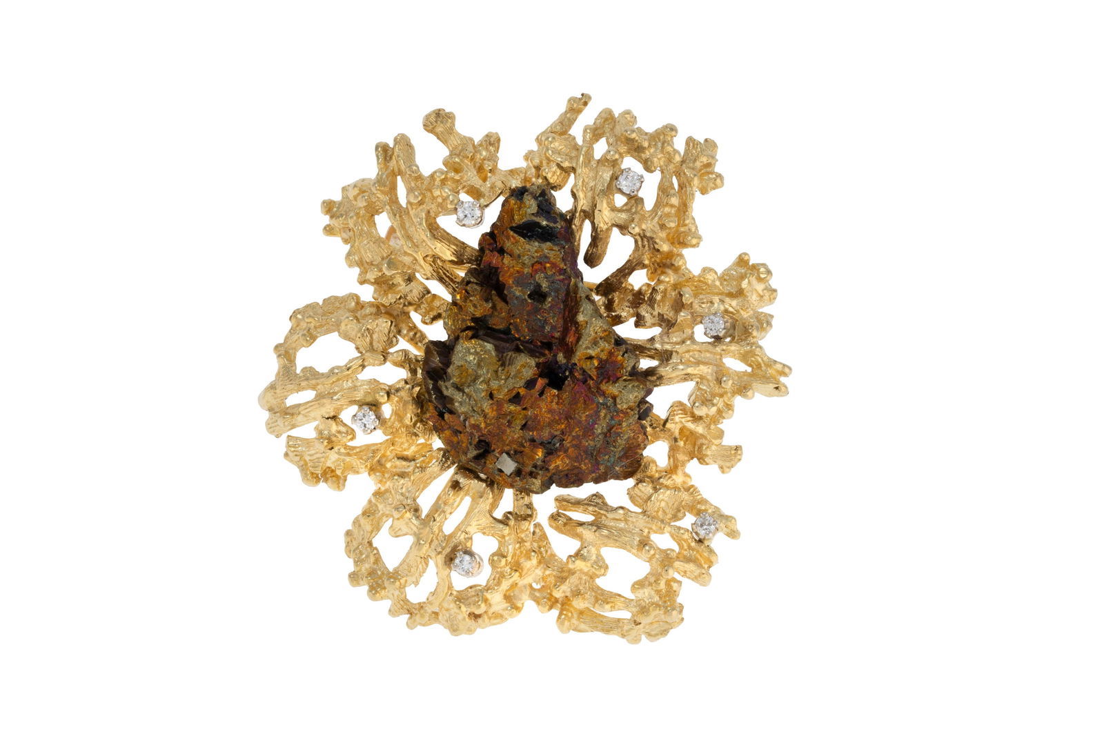 Broche or 750 texturé et ajouré sertie de diamants taille brillant et centrant un morceau : Broche or 750 texturé et ajouré sertie de diamants taille brillant et centrant un morceau de chalcopyrite, h. 4.6 cm, 28g ConditionBon à très bon état de conservation