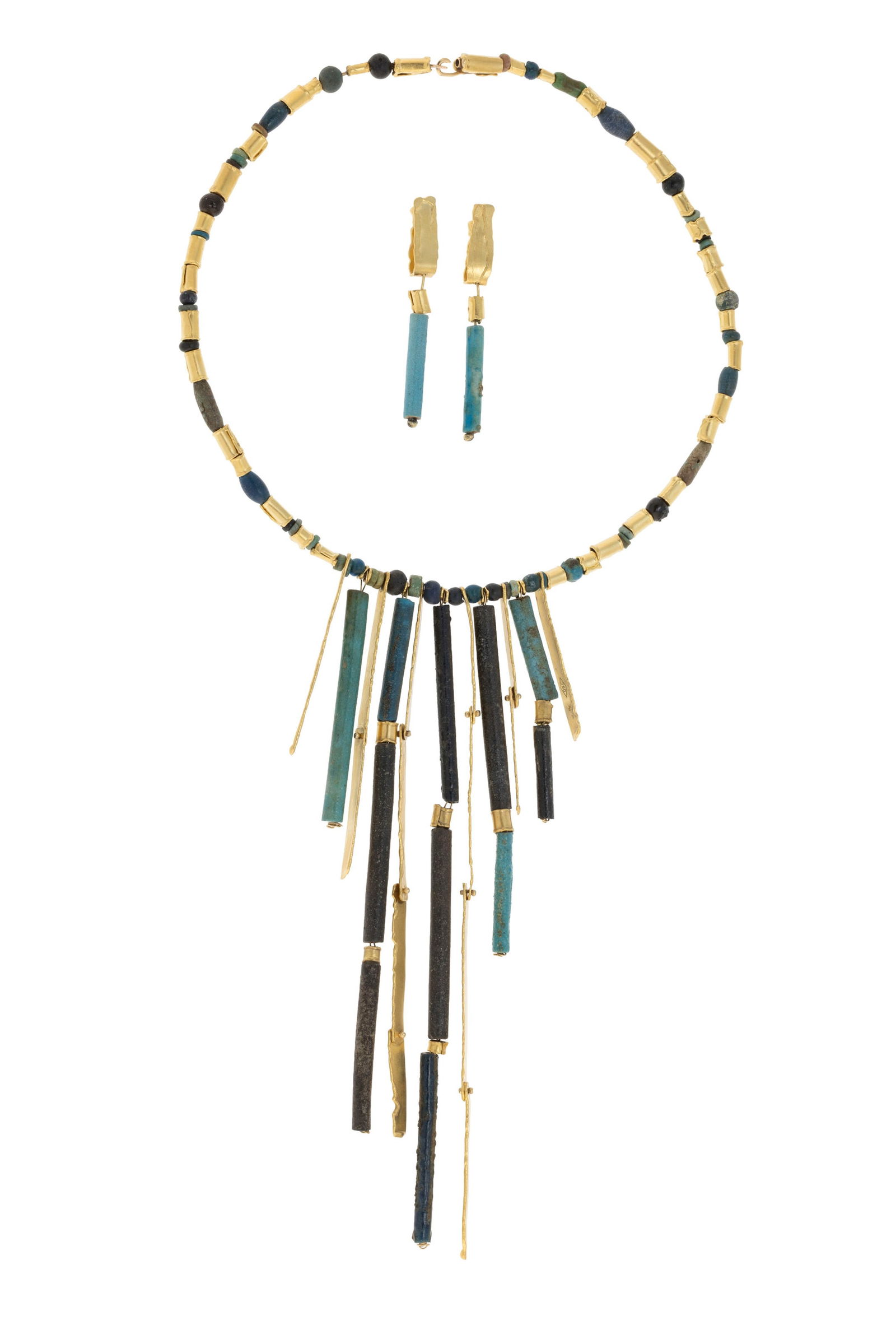 Irena Brynner, ensemble composé d'un collier et d'une paire de pendants d'oreilles années : Irena Brynner, ensemble composé d'un collier et d'une paire de pendants d'oreilles années 1970-80 composés d'éléments en or 750 satiné et froissé alternés de