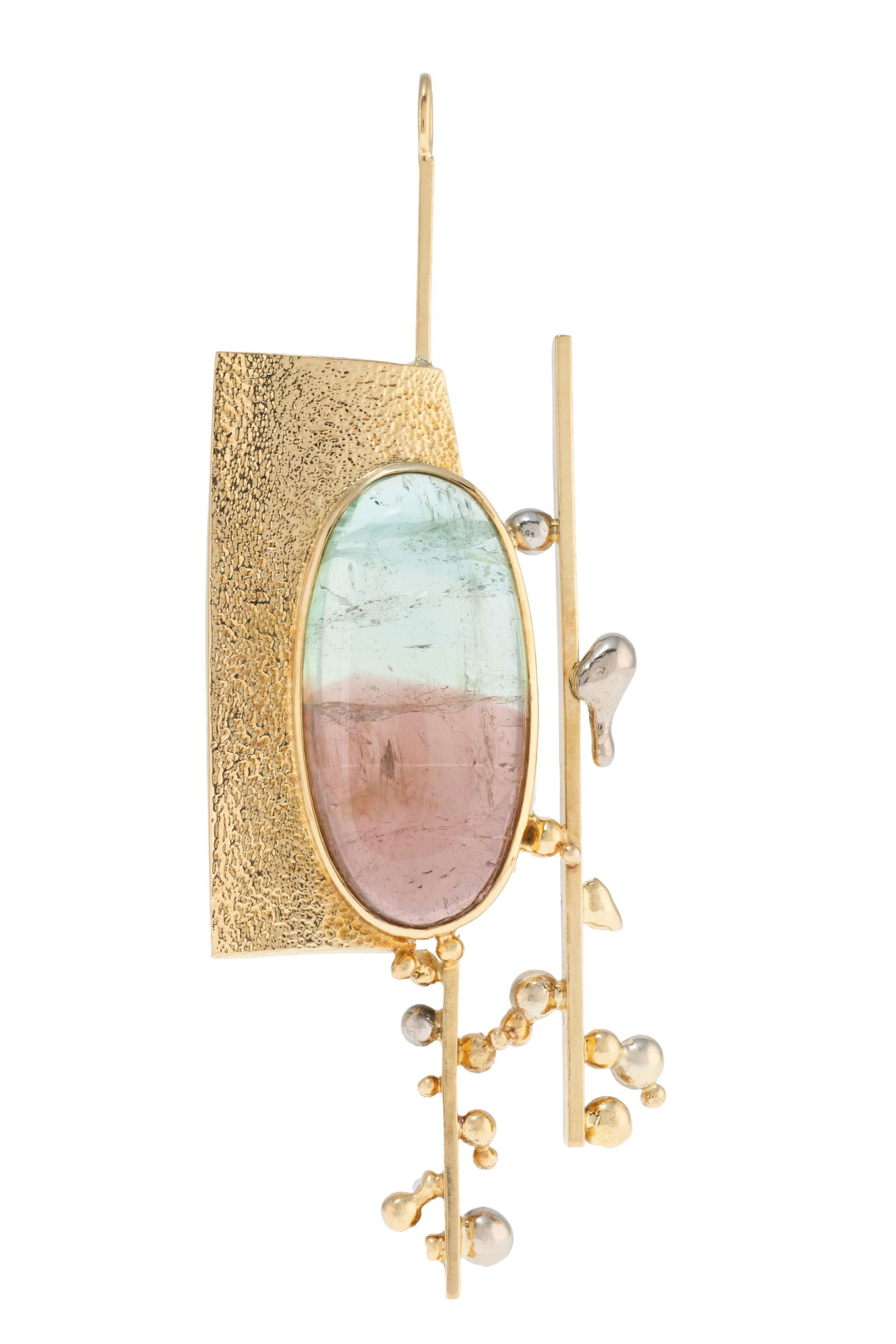 Pendentif années 1970 or 750 perlé et martelé serti d'un cabochon de tourmaline past&: Pendentif années 1970 or 750 perlé et martelé serti d'un cabochon de tourmaline pastèque, h. 9.5 cm, 26g ConditionBon état général. Présence de micro rayures