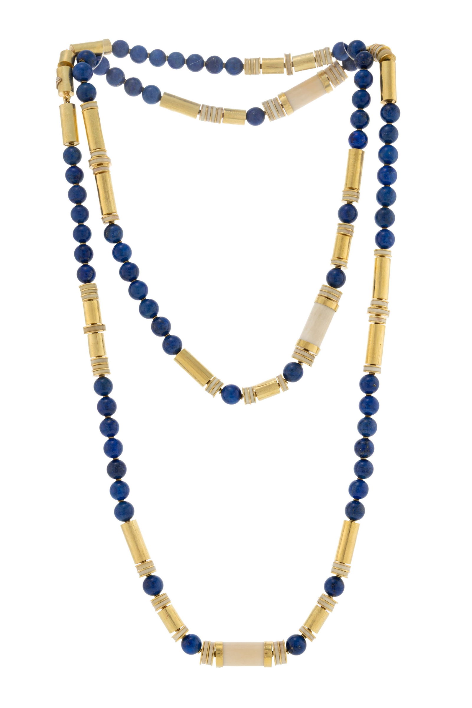 Othmar Zschaler, sautoir alternant des maillons cylindriques en or texturé et en ivoire ainsi q: Othmar Zschaler, sautoir alternant des maillons cylindriques en or texturé et en ivoire ainsi que des billes de lapis-lazuli, signé, long. 109 cm, 155g Veuillez noter que pour le transport h