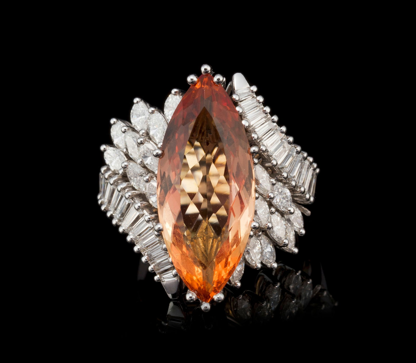 Bague or gris 750 sertie d'une topaze impériale taille marquise épaulée de diamants t: Bague or gris 750 sertie d'une topaze impériale taille marquise épaulée de diamants taille baguette et marquise, doigt 55.5-15.5 Condition Bon état de conservation généra