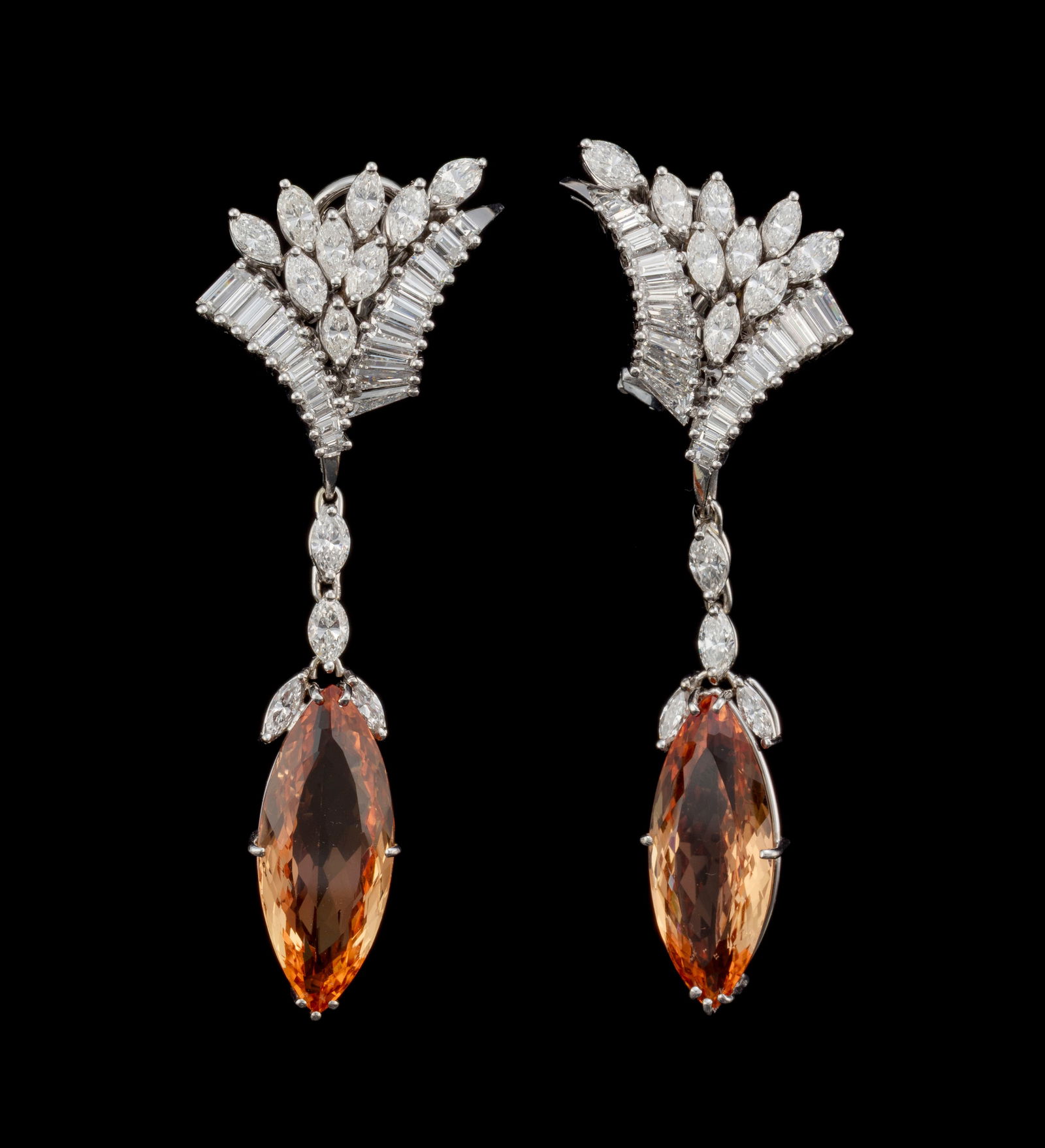 Paire de boucles d’oreilles à pendants amovibles or gris 750 sertie de topazes impér: Paire de boucles d’oreilles à pendants amovibles or gris 750 sertie de topazes impériales taille marquise réhaussées de diamants taille marquise et baguette, h. 2.5 et 6