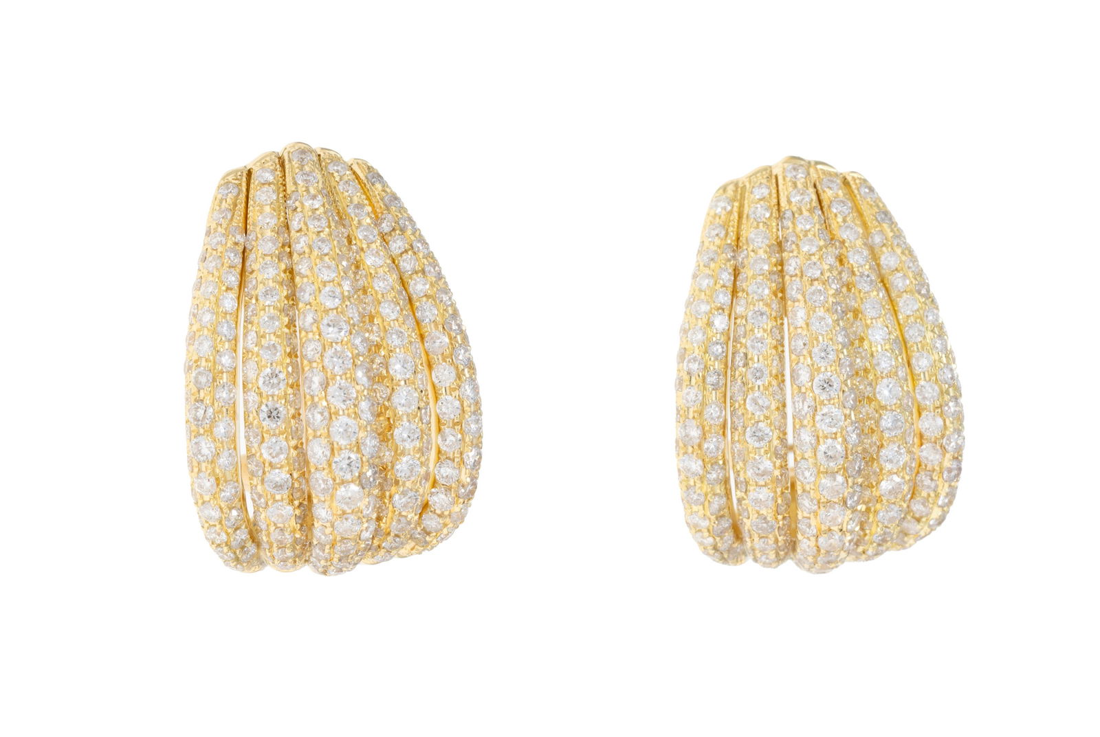 Paire de boucles d'oreilles or 750 godronné pavées de diamants taille brillant, 2.4 cm, 17: Paire de boucles d'oreilles or 750 godronné pavées de diamants taille brillant, 2.4 cm, 17g ConditionBon état de conservation général. Présence de rayures et micro