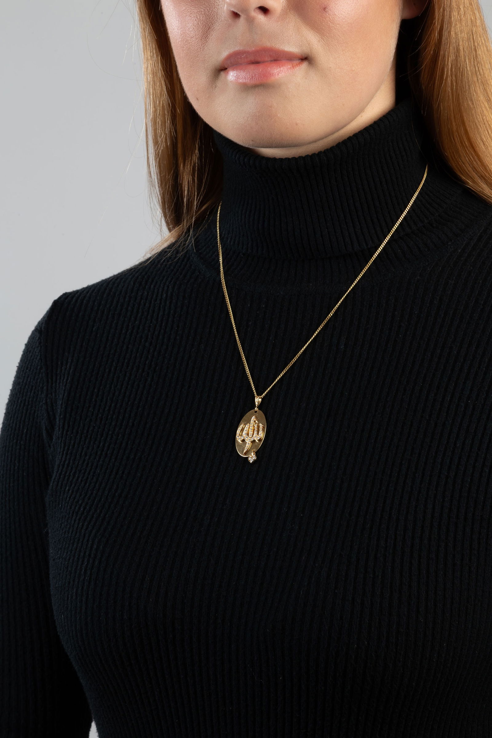 Mouawad, pendentif ovale or 750 orné du nom d'Allah et retenant un petit cœur, sertis de d - 4