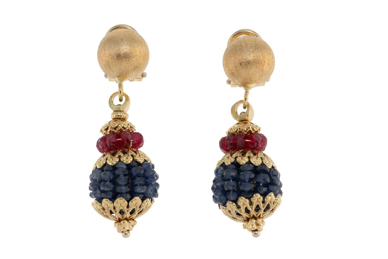 Paire de pendants d'oreilles or 750 effet brossé retenant des éléments sphérique: Paire de pendants d'oreilles or 750 effet brossé retenant des éléments sphériques ornés de billes de rubis et de saphirs facettés, h. 4 cm, 13g Condition Bon état de