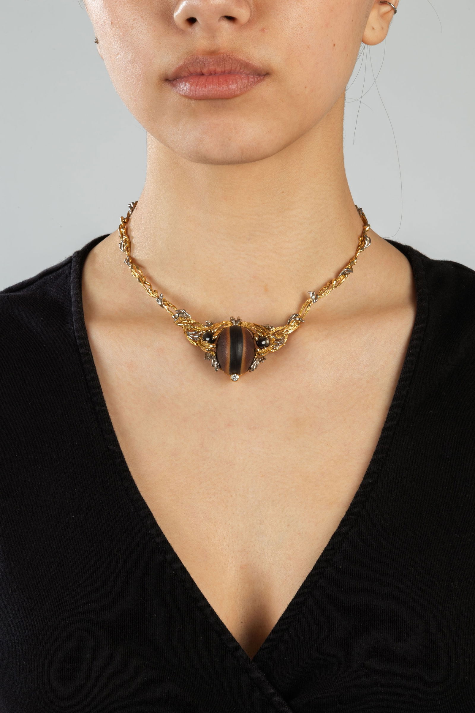 Gilbert Albert, collier 2 ors 750 stylisant un décor végétal enserrant une graine  - 4