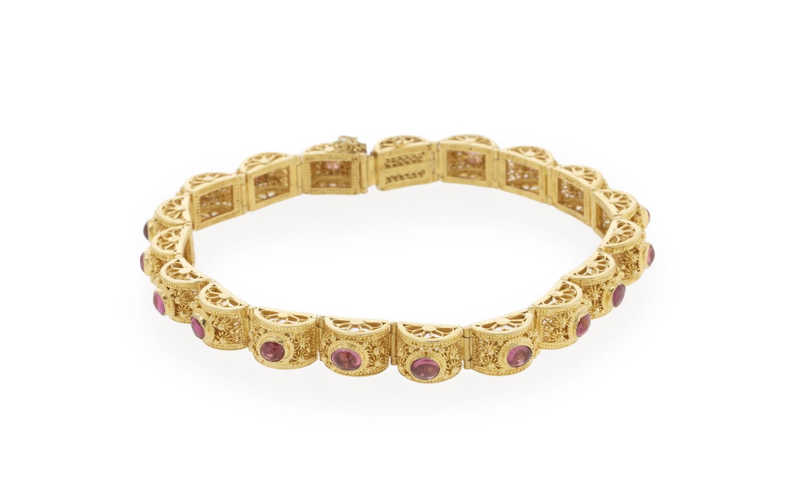 Bracelet, Chine, moderne, or 750 composé de maillons bombés à décor ajouré : Bracelet, Chine, moderne, or 750 composé de maillons bombés à décor ajouré et granulé sertis de cabochons de tourmaline rose, long. 17.5 cm, 22g ConditionBon état