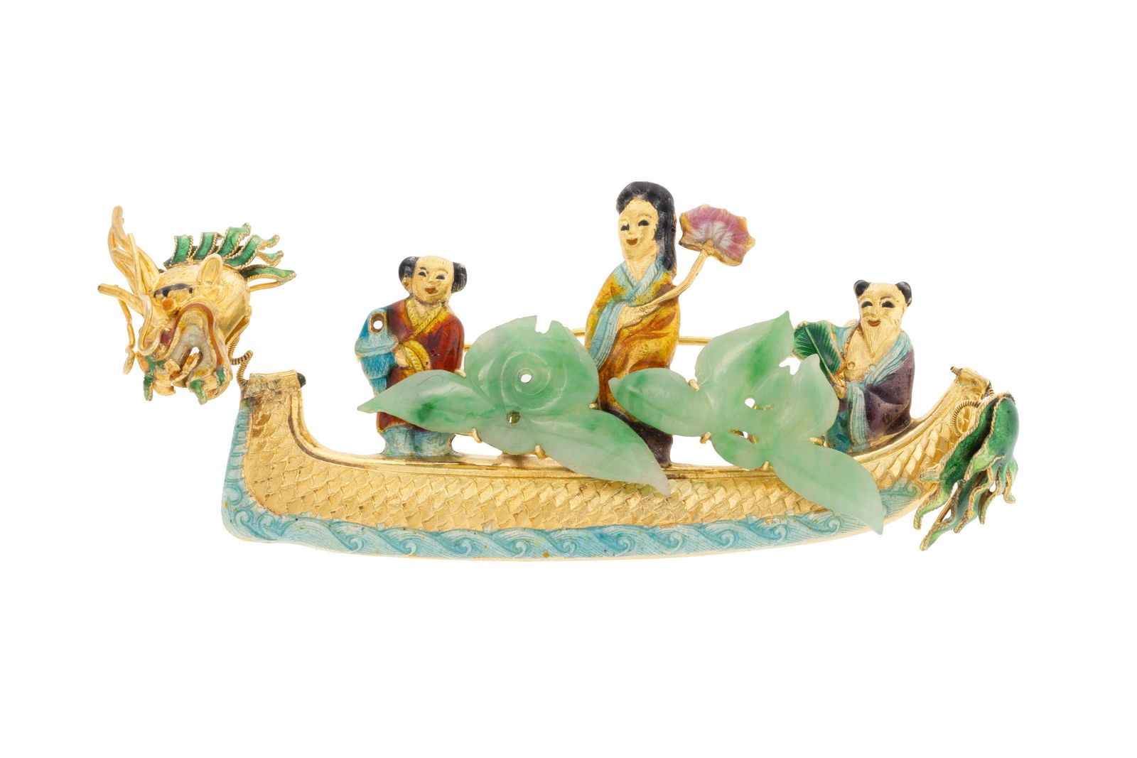 Broche or 585 et émail polychrome figurant un bateau dragon lors de Duanwu avec à son bord: Broche or 585 et émail polychrome figurant un bateau dragon lors de Duanwu avec à son bord des passagers en habits traditionnels ainsi que des fleurs de lotus stylisées en