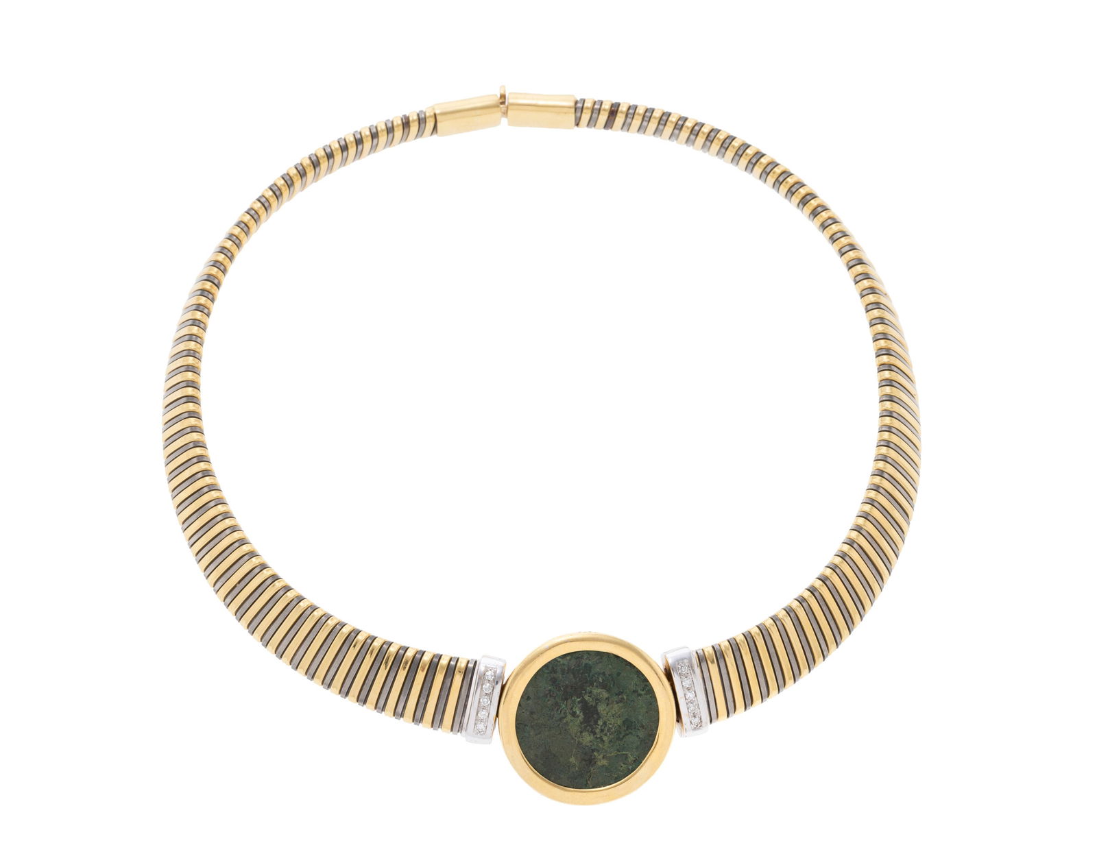 Collier 2 ors 750 et titane à maille tubogas centrant une sesterce frappée du profil de Ma: Collier 2 ors 750 et titane à maille tubogas centrant une sesterce frappée du profil de Marcus Aurelius épaulée de diamants taille brillant, long. 41 cm, 72g Condition Bon éta