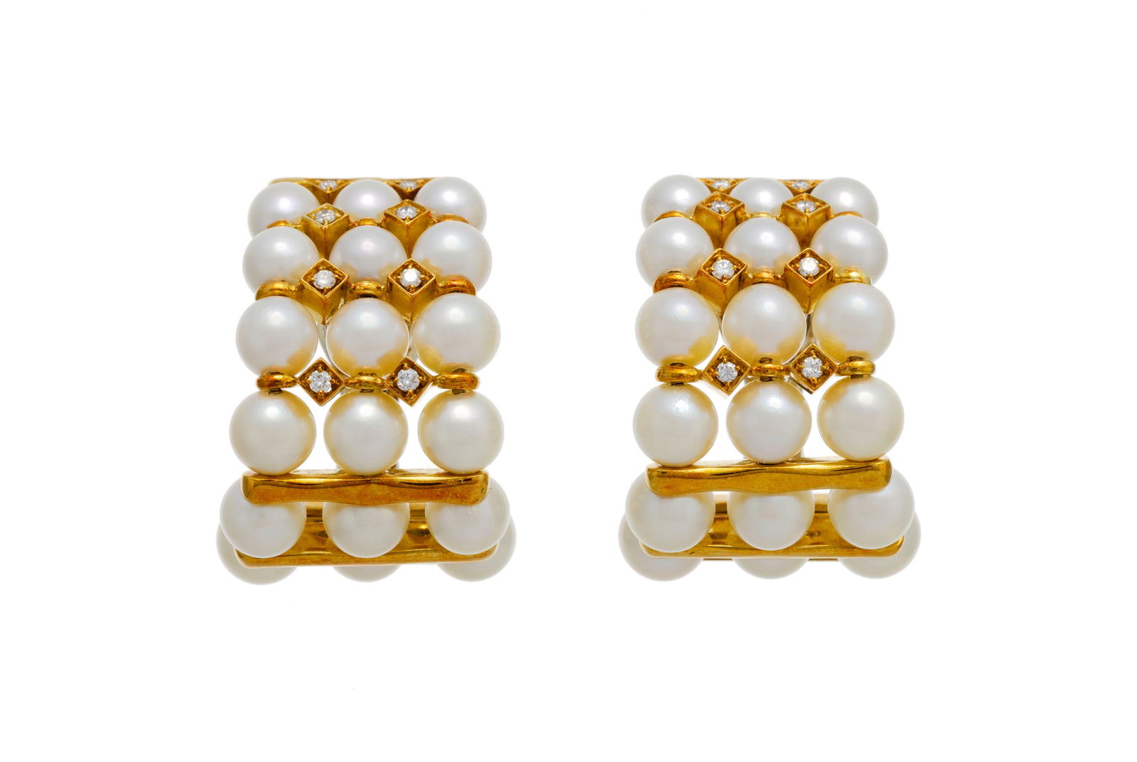 Paire de boucles d'oreilles formées de trois rangées de perles de culture alternées d: Paire de boucles d'oreilles formées de trois rangées de perles de culture alternées d'intercalaires en or 750 sertis de diamants taille brillant, h. 3 cm, 39g Condition Bon état de