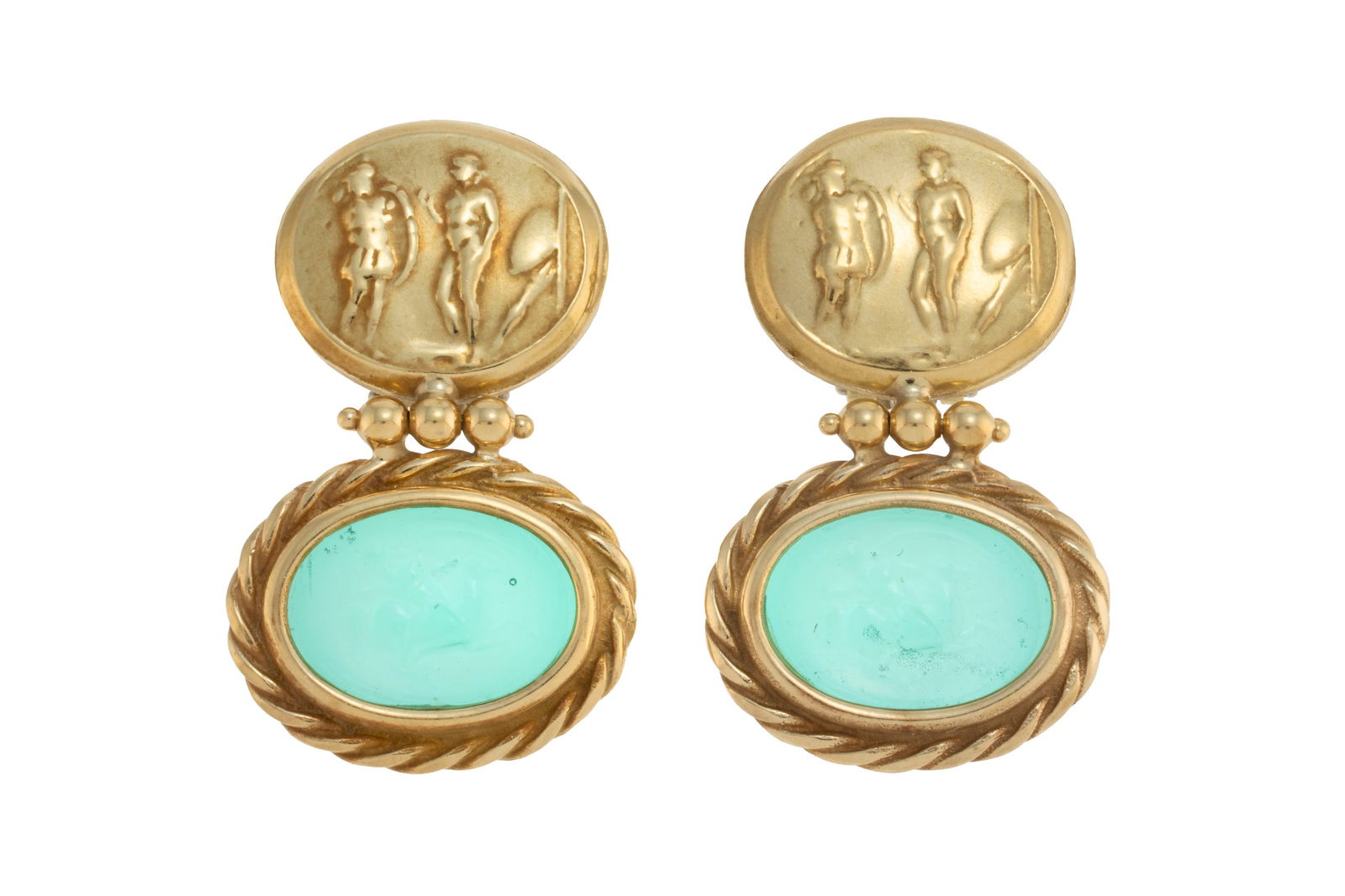 Paire de pendants d'oreilles or 750 ornés de camées moulés sur verre vert imitant des: Paire de pendants d'oreilles or 750 ornés de camées moulés sur verre vert imitant des scènes à l'antique, h. 3.8 cm, 15g ConditionBon état de conservation