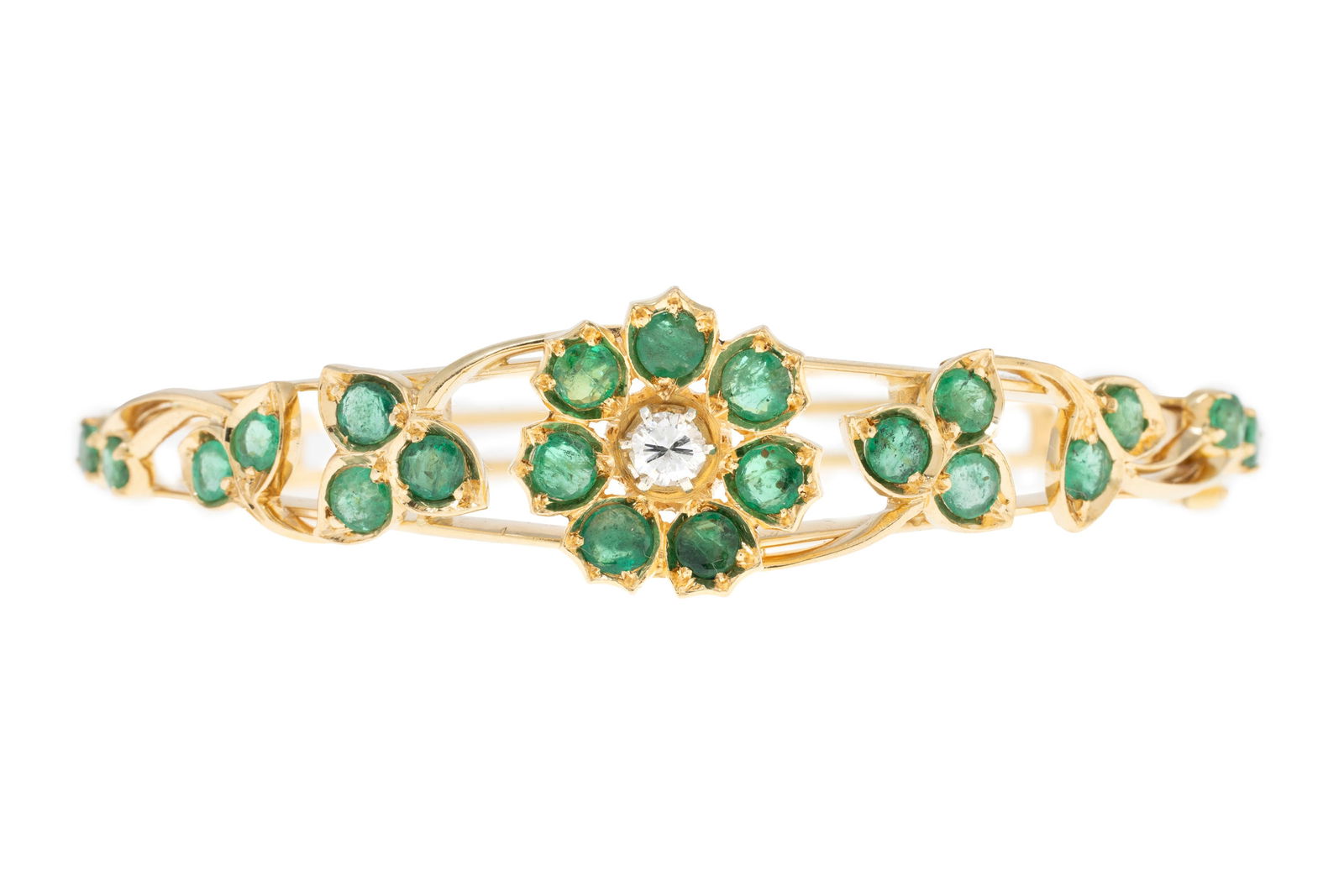 Nardi, bracelet rigide or 750 à motif végétal serti d'émeraudes et d'un diamant : Nardi, bracelet rigide or 750 à motif végétal serti d'émeraudes et d'un diamant taille brillant, signé, circ. 16.8 cm, 24g ConditionBon état de conservation