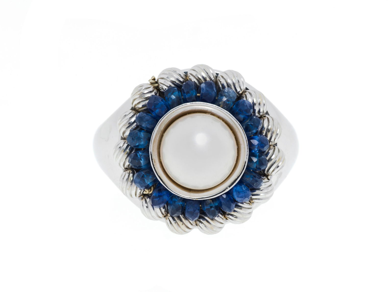 Bague or gris 750 sertie d'une perle de culture blanche entourée de saphirs facettés, doig: Bague or gris 750 sertie d'une perle de culture blanche entourée de saphirs facettés, doigt 56-16, 11g Condition Bon état de conservation général. Présence de rayures et