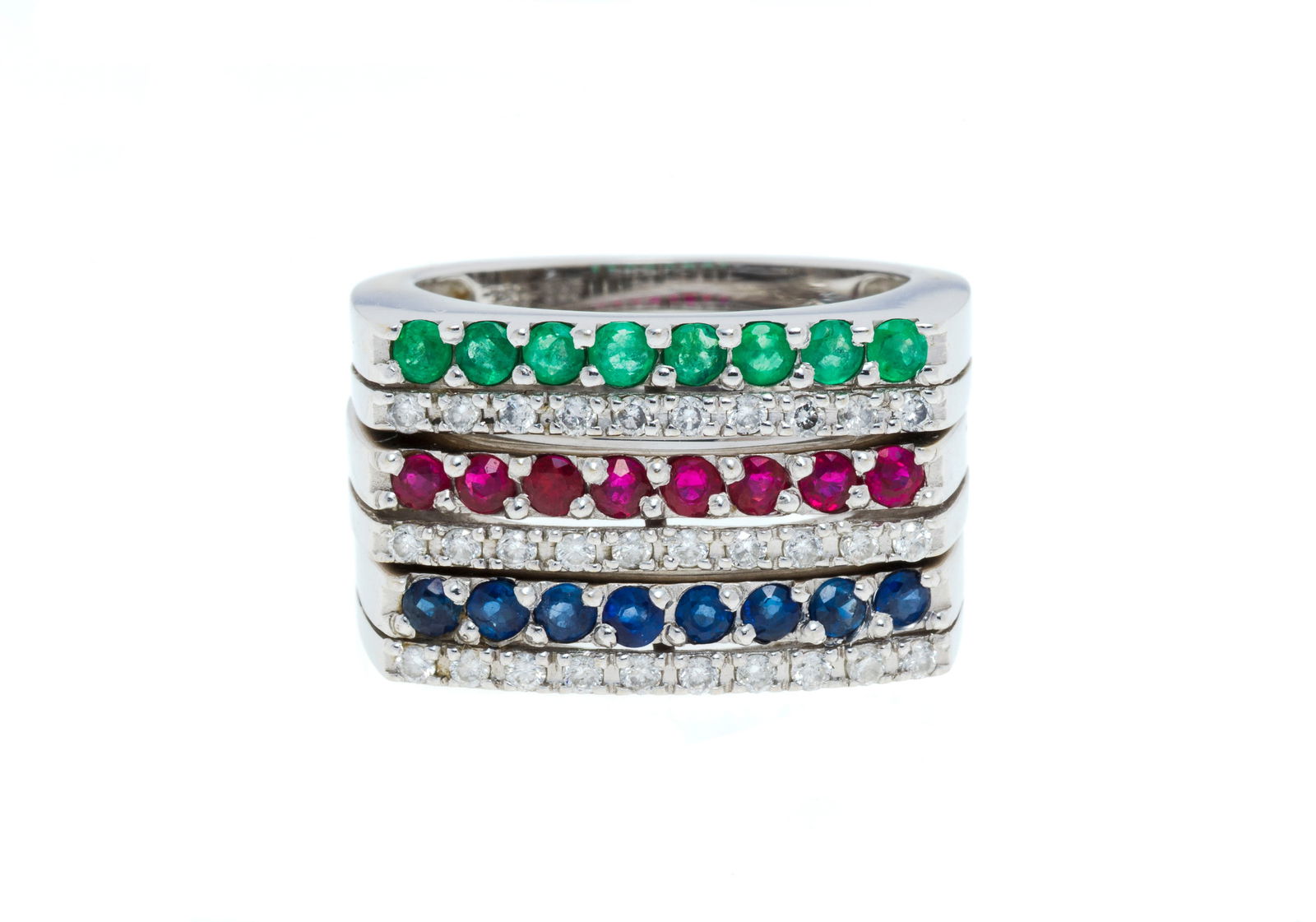 Lot de 3 bagues or gris 750 serties respectivement de rubis, d'émeraudes, de saphirs ainsi que : Lot de 3 bagues or gris 750 serties respectivement de rubis, d'émeraudes, de saphirs ainsi que de diamants taille brillant, doigt 54-14, 10g Condition Montures: Bon état de conservation g