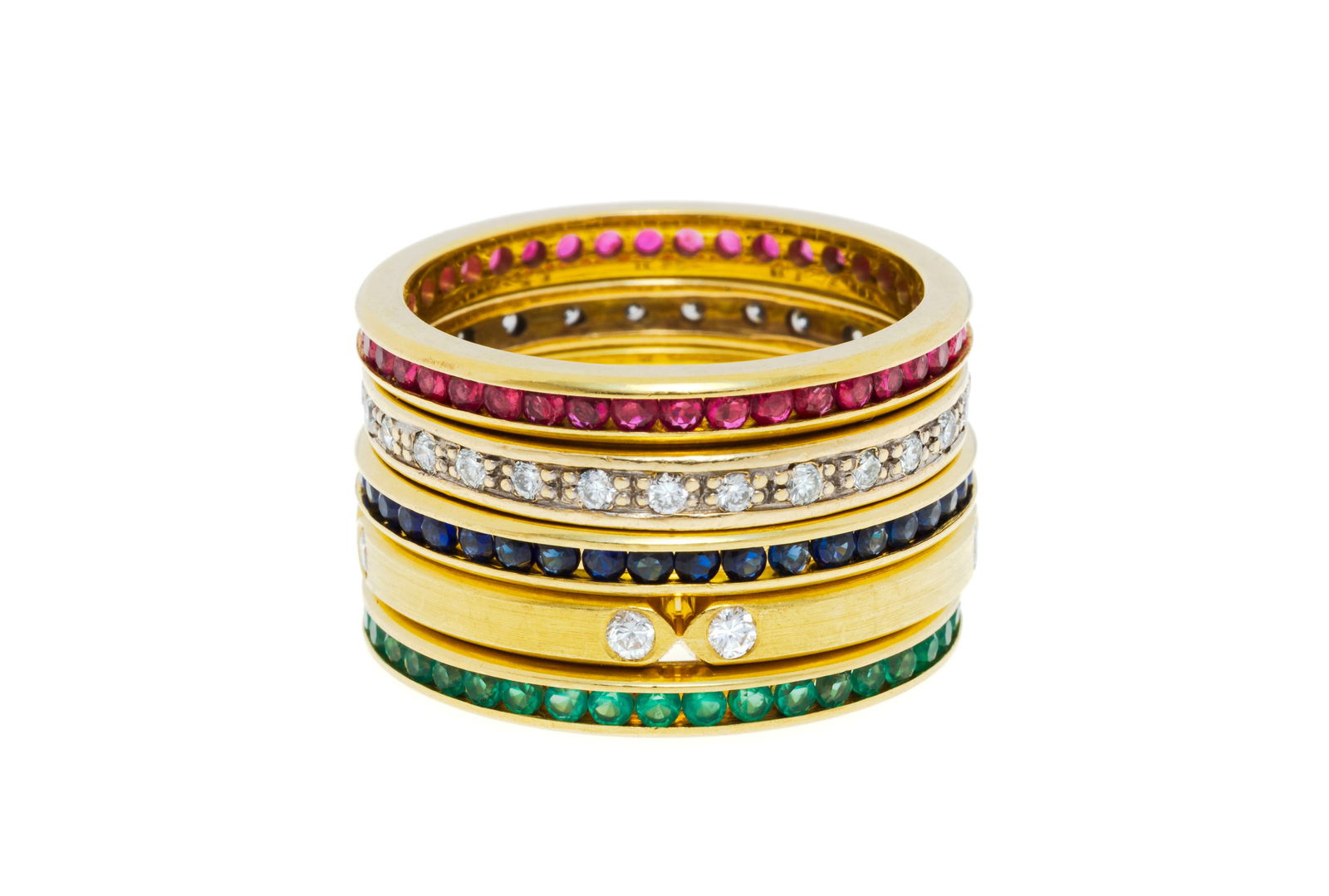 Lot de 5 anneaux sertis respectivement de diamants, de saphirs, de rubis et de pierres vertes synth&: Lot de 5 anneaux sertis respectivement de diamants, de saphirs, de rubis et de pierres vertes synthétiques, 4 en or 750 et une en or 585, doigt 52-53-54, 11g ConditionBon état de