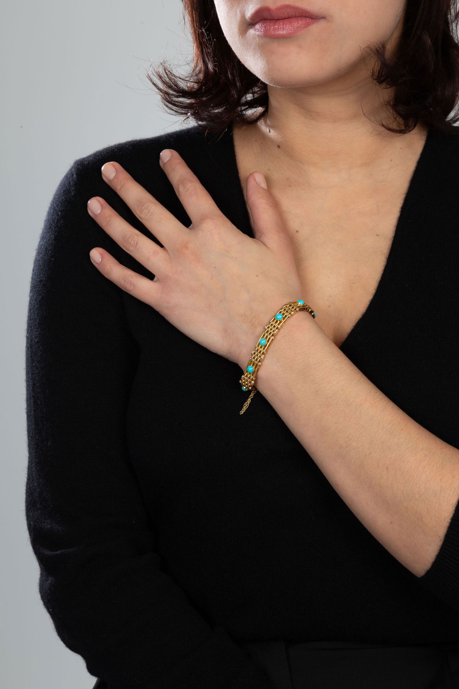 Bracelet or 585 composé de maillons allongés surmontés de cabochons de turquoise, cir - 4