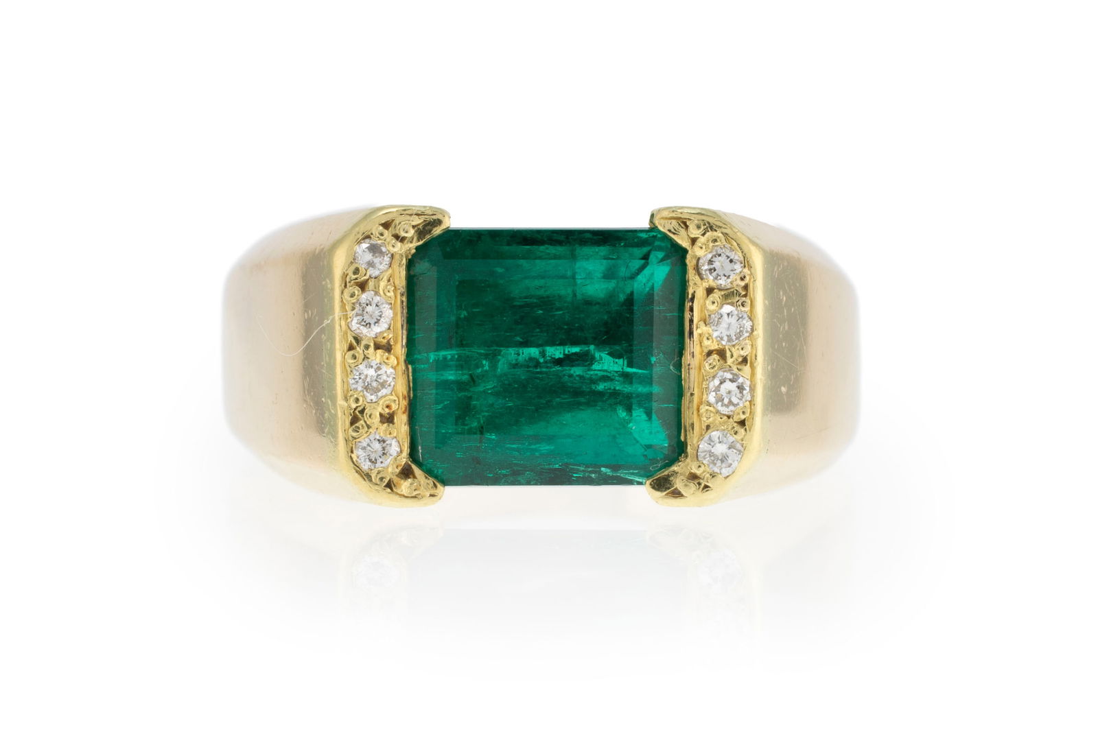 Bague or 750 sertie d'une émeraude octogonale épaulée de diamants taille brillant, do: Bague or 750 sertie d'une émeraude octogonale épaulée de diamants taille brillant, doigt 55-15, 17g Condition Monture: Bon état de conservation général. Présence de