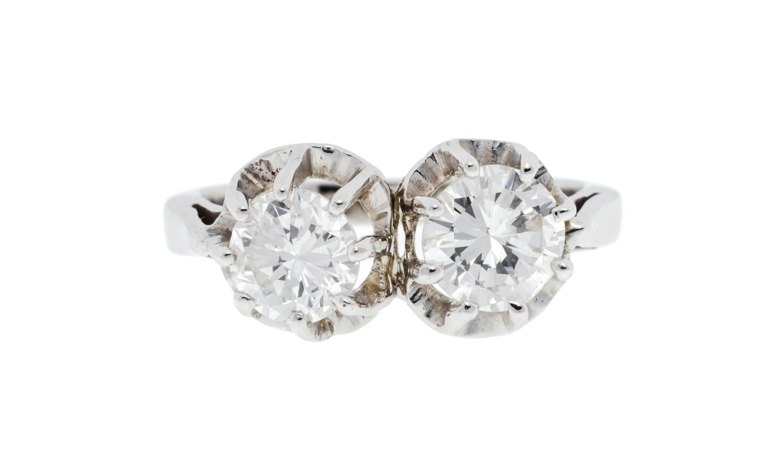 Bague or gris 750 sertie de deux diamants taille brillant (env. 0.8 et 0.9 ct), doigt 51-11, 4g: Bague or gris 750 sertie de deux diamants taille brillant (env. 0.8 et 0.9 ct), doigt 51-11, 4g ConditionTrès bon état de conservation général. 