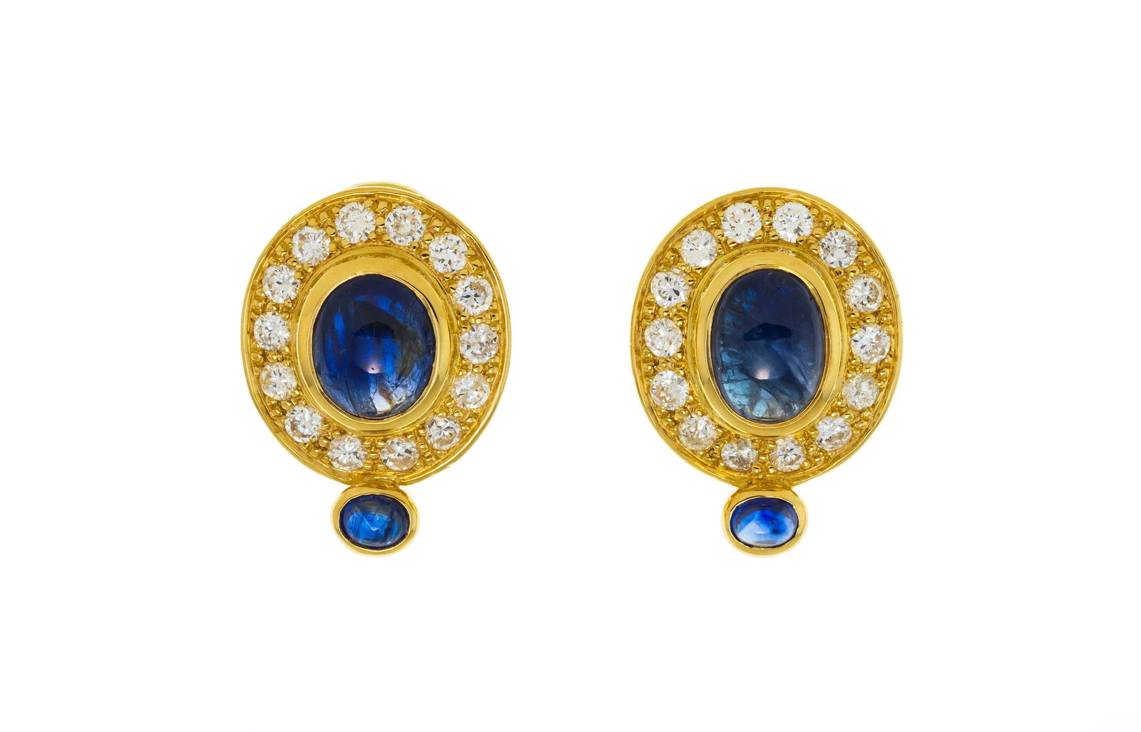 Paire de clips d'oreilles or 750 sertis de cabochons de saphir entourés de diamants taille bril: Paire de clips d'oreilles or 750 sertis de cabochons de saphir entourés de diamants taille brillant, 1.9 cm, 9g Condition Bon état de conservation général. Présence de micro r