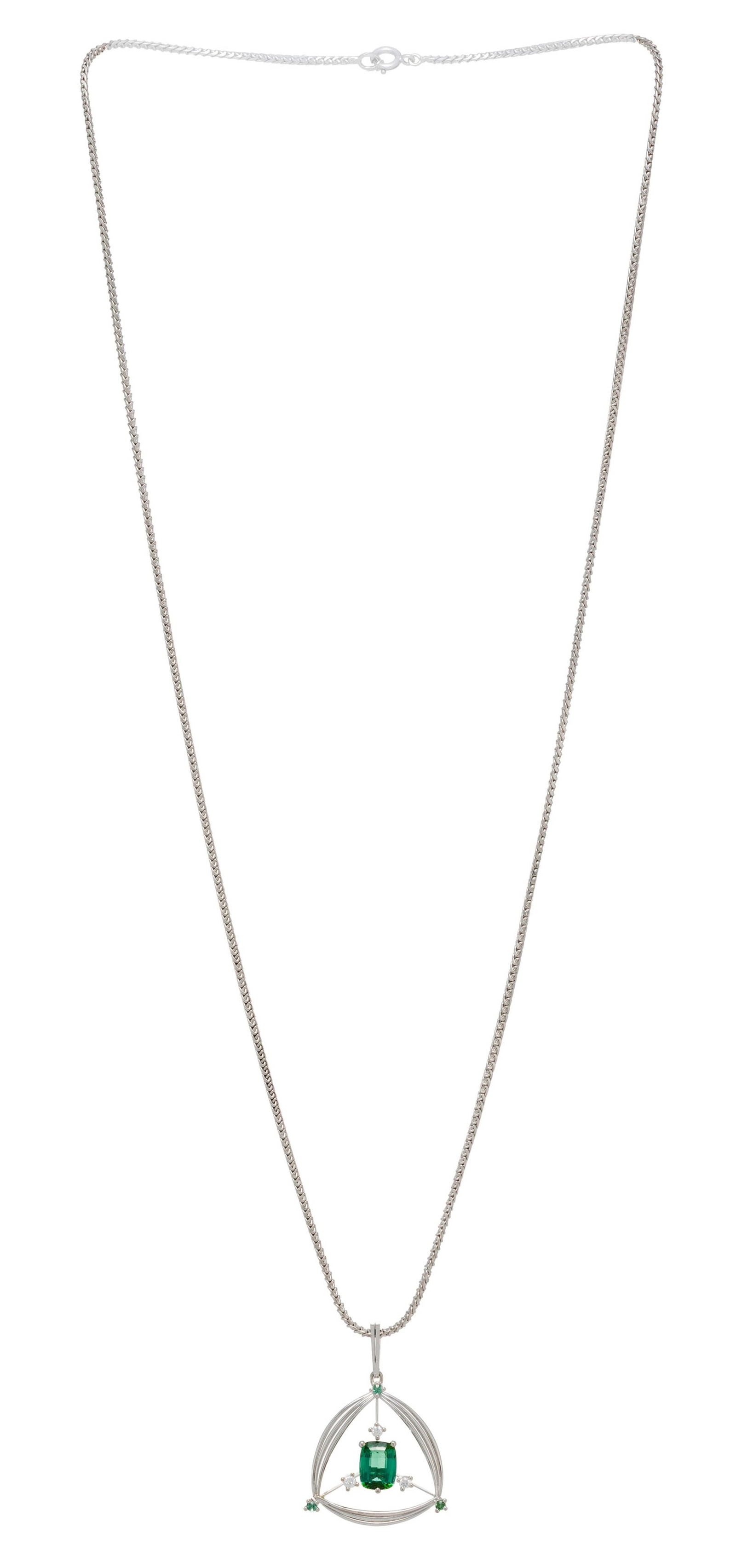 Pendentif or gris 750 centrant une tourmaline verte taille coussin entourée de petites tourmali: Pendentif or gris 750 centrant une tourmaline verte taille coussin entourée de petites tourmalines et de diamants taille brillant, sur une longue chaîne en or gris 750, h. 3.8 cm, long. 60 c