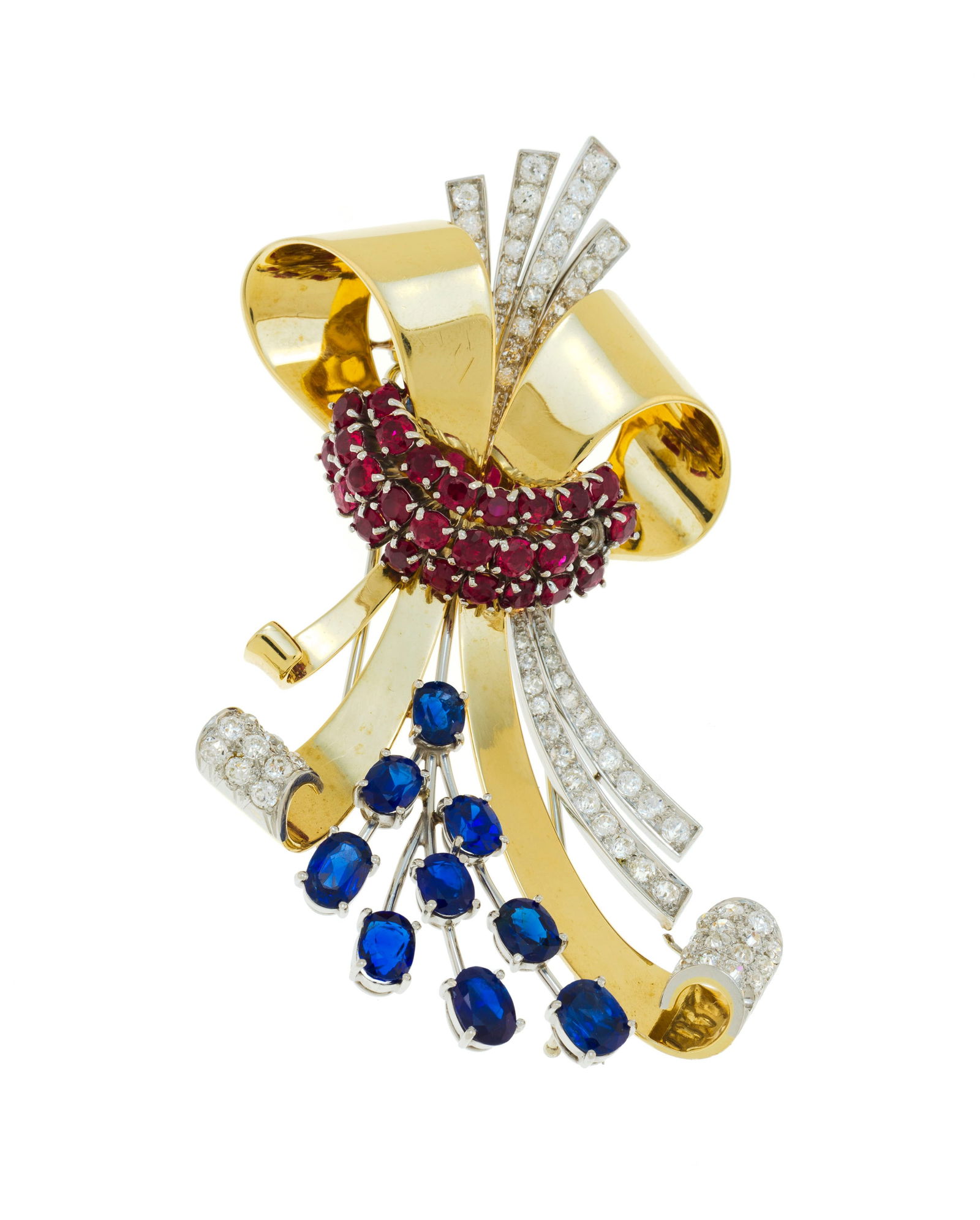 Broche années 1940-50 2 ors 750 à décor de rubans sertie de saphirs ovales ainsi que : Broche années 1940-50 2 ors 750 à décor de rubans sertie de saphirs ovales ainsi que de rubis et diamants taille ancienne, h. 7.5 cm, 35g Condition Monture: Bon état de conservatio