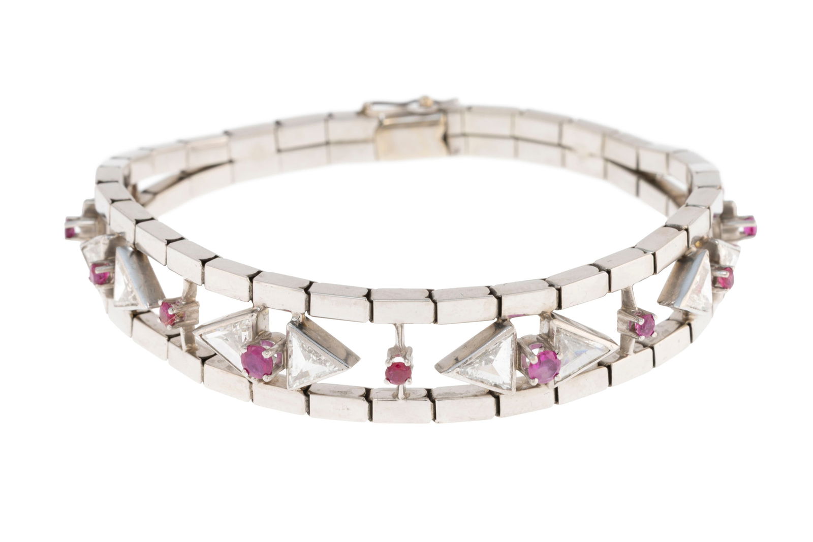 Bracelet or gris 585 composé de deux rangées d'éléments rectangulaires sertis de: Bracelet or gris 585 composé de deux rangées d'éléments rectangulaires sertis de diamants triangulaires alternés de rubis taille rond, long. 18.2 cm, 19g ConditionBon