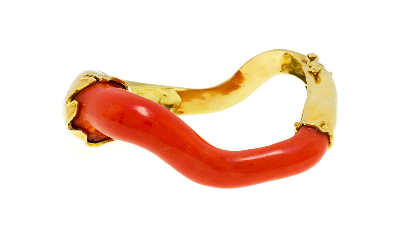 Bracelet rigide or 750 composé d'une branche de corail, circ. 17.4 cm, 76g Ce lot contient: Bracelet rigide or 750 composé d'une branche de corail, circ. 17.4 cm, 76g Ce lot contient du corail, une matière dont le commerce est régulé. Veuillez vous informer sur les