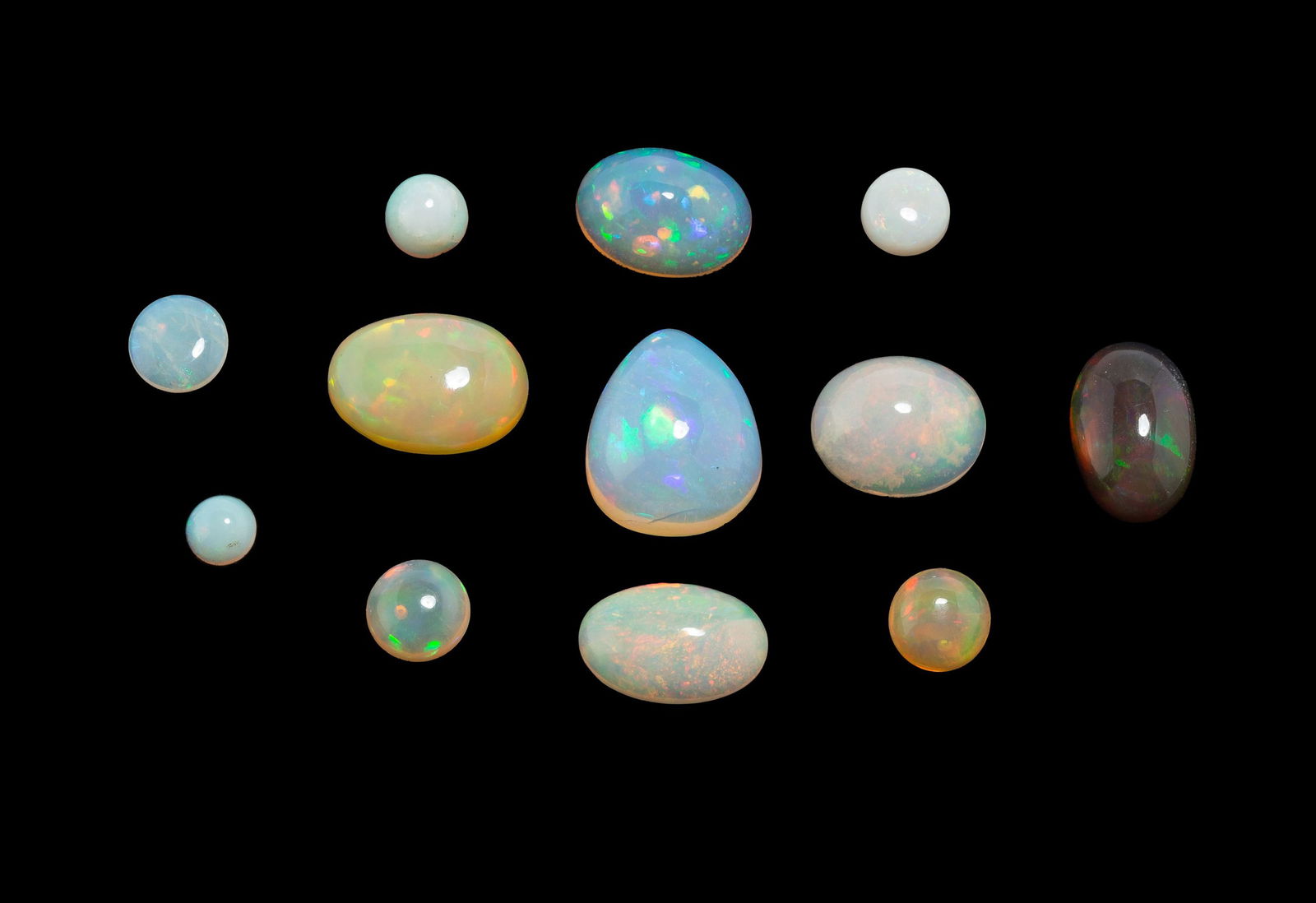 Lot d'opales sur papier taillées en cabochons pour un total de 37.58 carats: Lot d'opales sur papier taillées en cabochons pour un total de 37.58 carats 