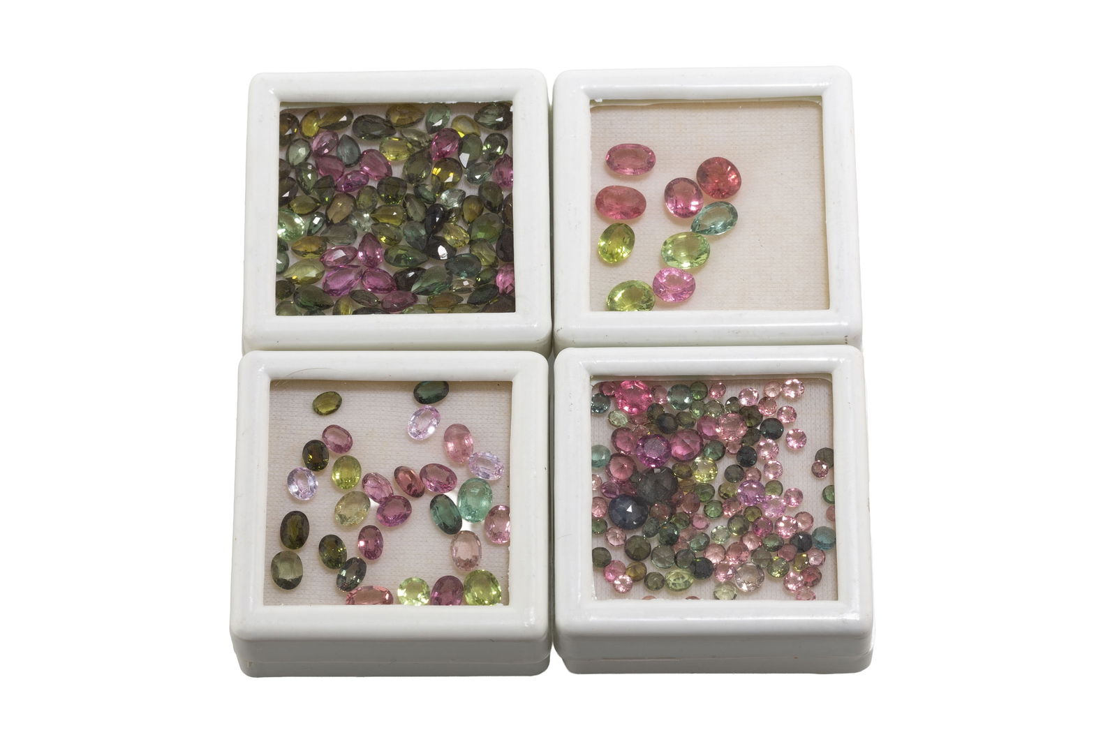 Lot de tourmalines vertes et roses sur papier de tailles diverses pour un total d'environ 50 carats: Lot de tourmalines vertes et roses sur papier de tailles diverses pour un total d'environ 50 carats 