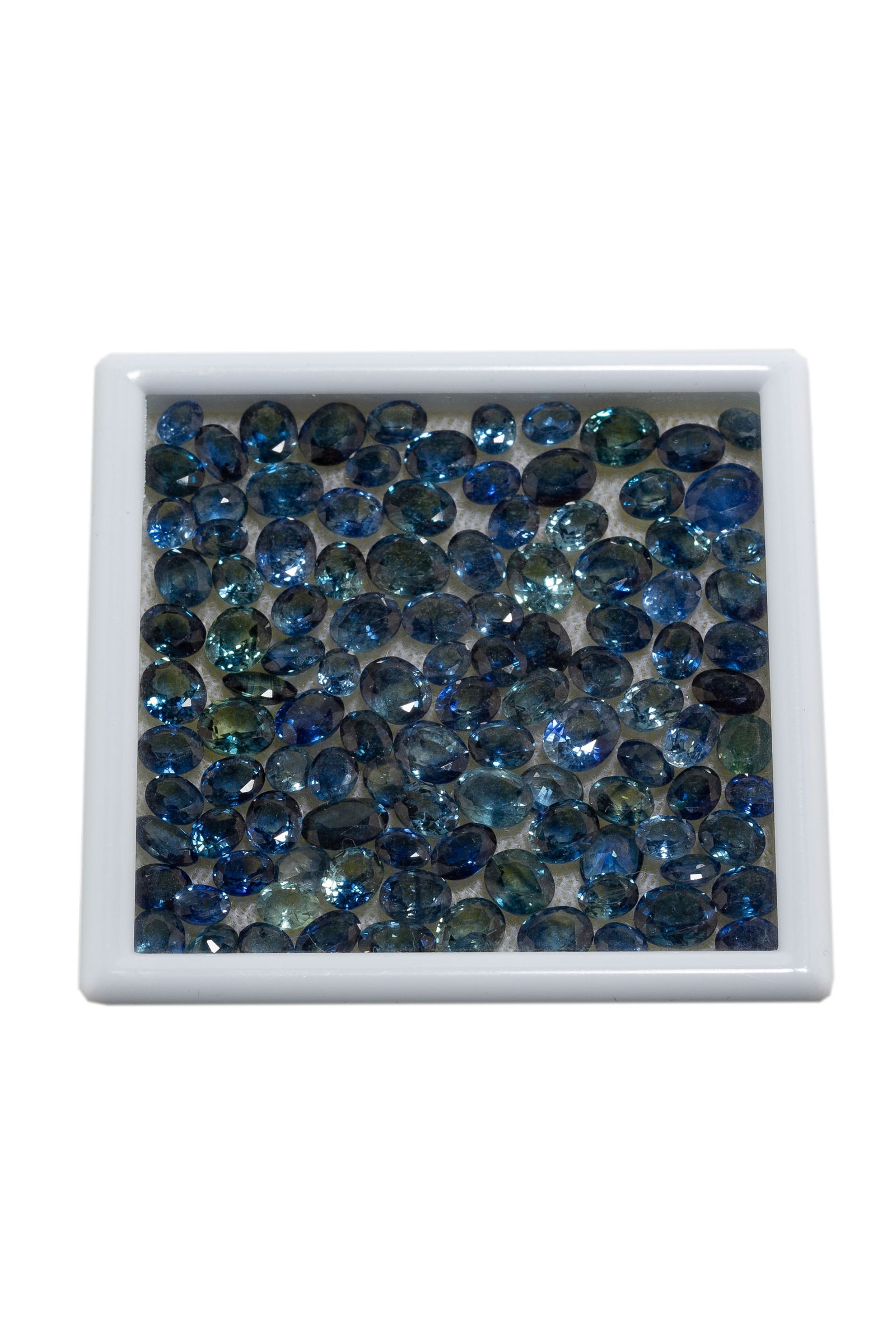 Lot de saphirs bleu-vert sur papier de taille ovale: Lot de saphirs bleu-vert sur papier de taille ovale 